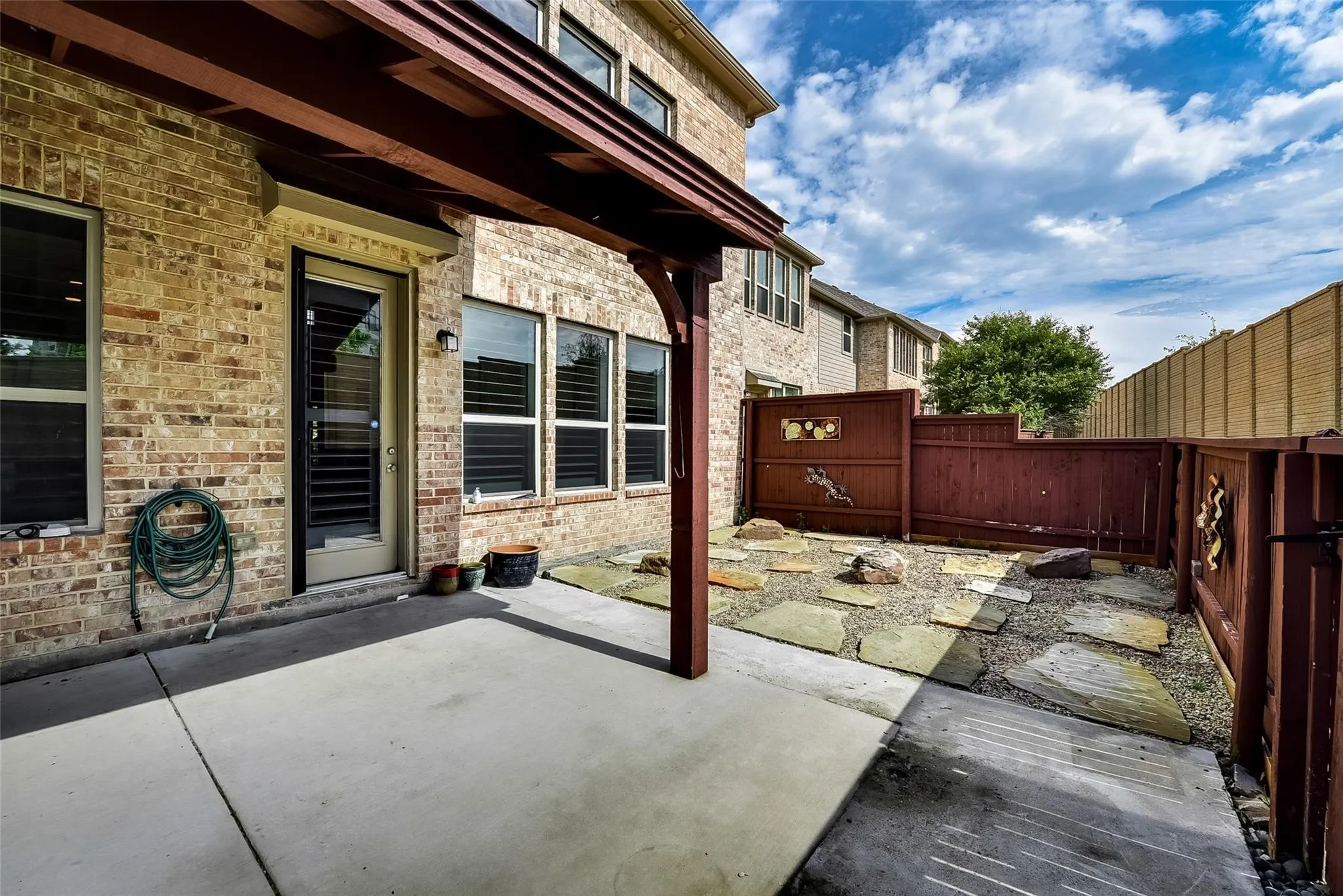 Townhouse For Sale in Dallas County , 6112 Black Swan Circle, Garland, Texas 75044, 2 Bedroom, 3 Bathroom, 3 Garage spaces, 2,139 Sqft, built in 2013, mls#21409464, Real Estate Agent in Garland, Homes For Sale in Dallas county, Homes For Sale in Garland, Realtor in Garland Texas, Real Estate Brokerage Independent Realty Texas, Luminita Cordes Realtor