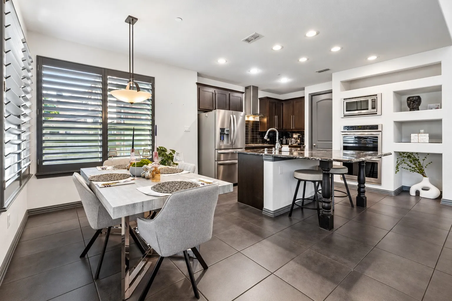 Townhouse For Sale in Dallas County , 6112 Black Swan Circle, Garland, Texas 75044, 2 Bedroom, 3 Bathroom, 3 Garage spaces, 2,139 Sqft, built in 2013, mls#21409464, Real Estate Agent in Garland, Homes For Sale in Dallas county, Homes For Sale in Garland, Realtor in Garland Texas, Real Estate Brokerage Independent Realty Texas, Luminita Cordes Realtor