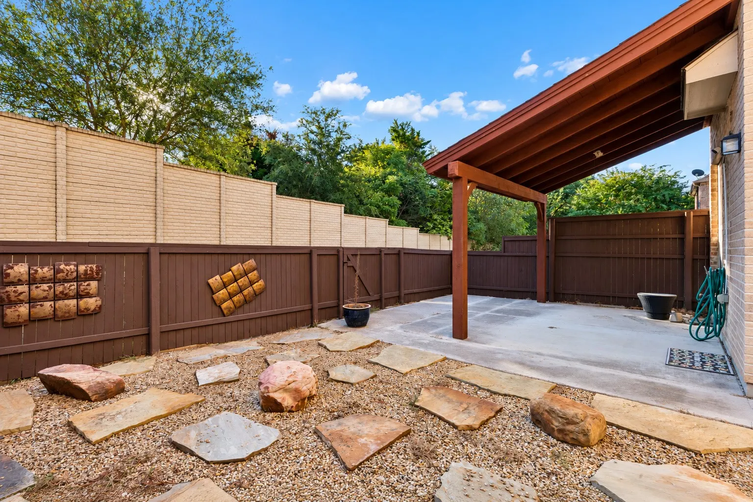 Townhouse For Sale in Dallas County , 6112 Black Swan Circle, Garland, Texas 75044, 2 Bedroom, 3 Bathroom, 3 Garage spaces, 2,139 Sqft, built in 2013, mls#21409464, Real Estate Agent in Garland, Homes For Sale in Dallas county, Homes For Sale in Garland, Realtor in Garland Texas, Real Estate Brokerage Independent Realty Texas, Luminita Cordes Realtor