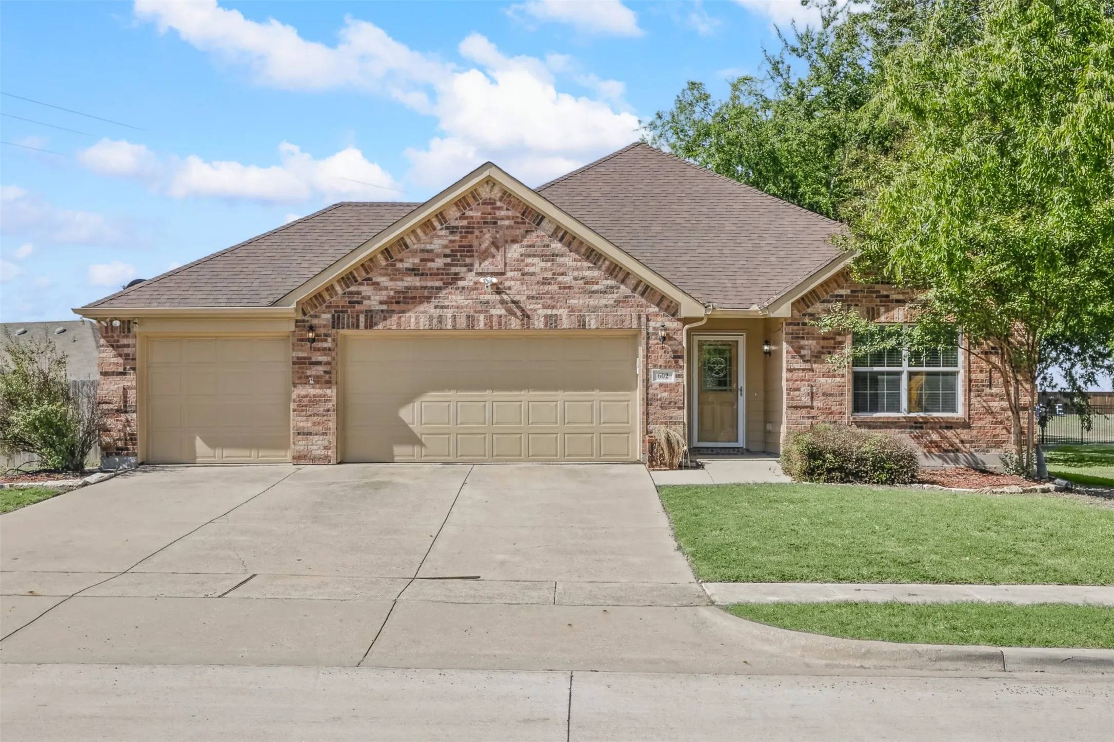 Single Family Residence For Sale in Grayson County , 602 Seasons W, Sherman, Texas 75092, 4 Bedroom, 2 Bathroom, 3 Garage spaces, 1,931 Sqft, built in 2013, mls#21400105, Real Estate Agent in Sherman, Homes For Sale in Grayson county, Homes For Sale in Sherman, Realtor in Sherman Texas, Real Estate Brokerage Independent Realty Texas, Luminita Cordes Realtor