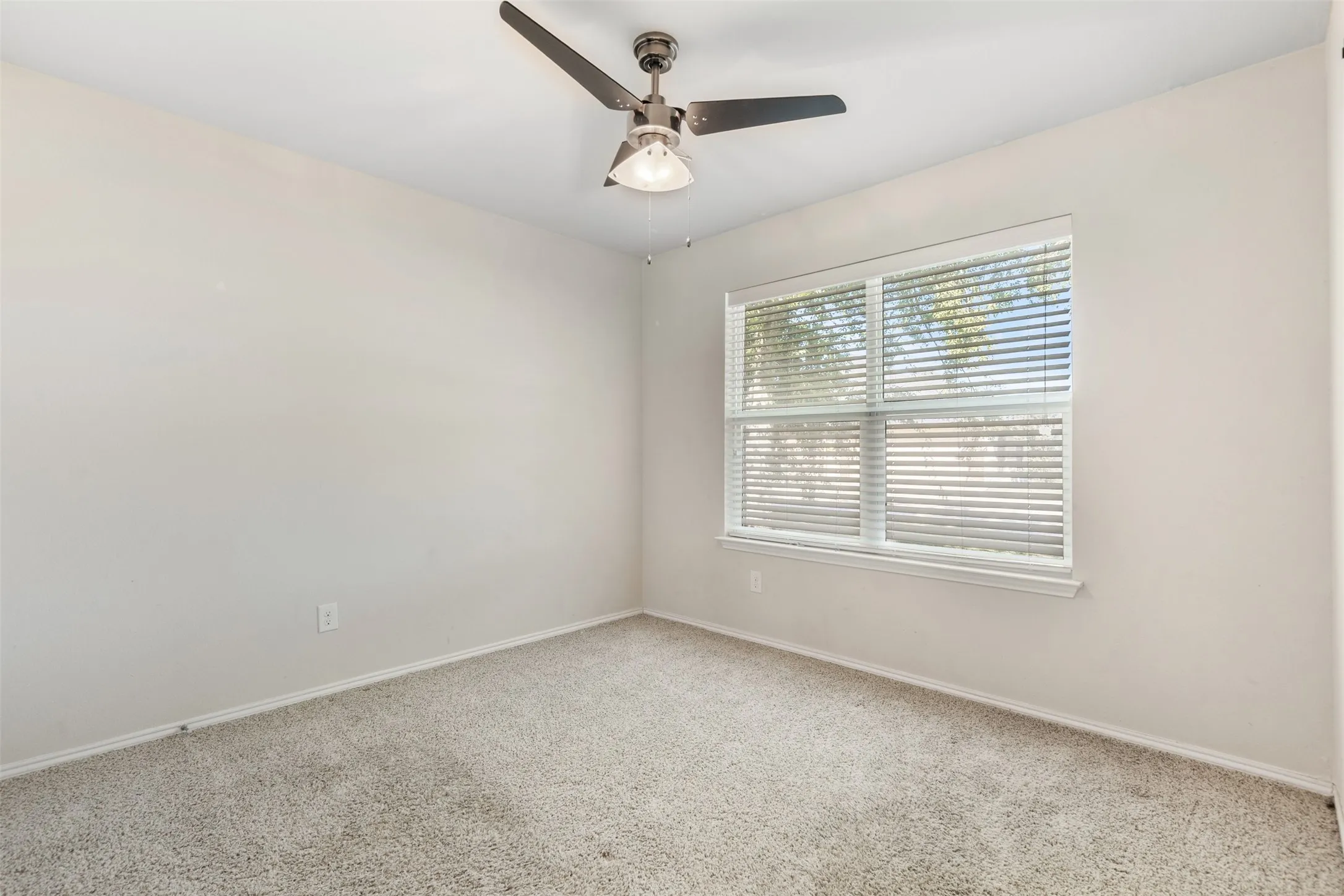 Single Family Residence For Sale in Grayson County , 602 Seasons W, Sherman, Texas 75092, 4 Bedroom, 2 Bathroom, 3 Garage spaces, 1,931 Sqft, built in 2013, mls#21400105, Real Estate Agent in Sherman, Homes For Sale in Grayson county, Homes For Sale in Sherman, Realtor in Sherman Texas, Real Estate Brokerage Independent Realty Texas, Luminita Cordes Realtor
