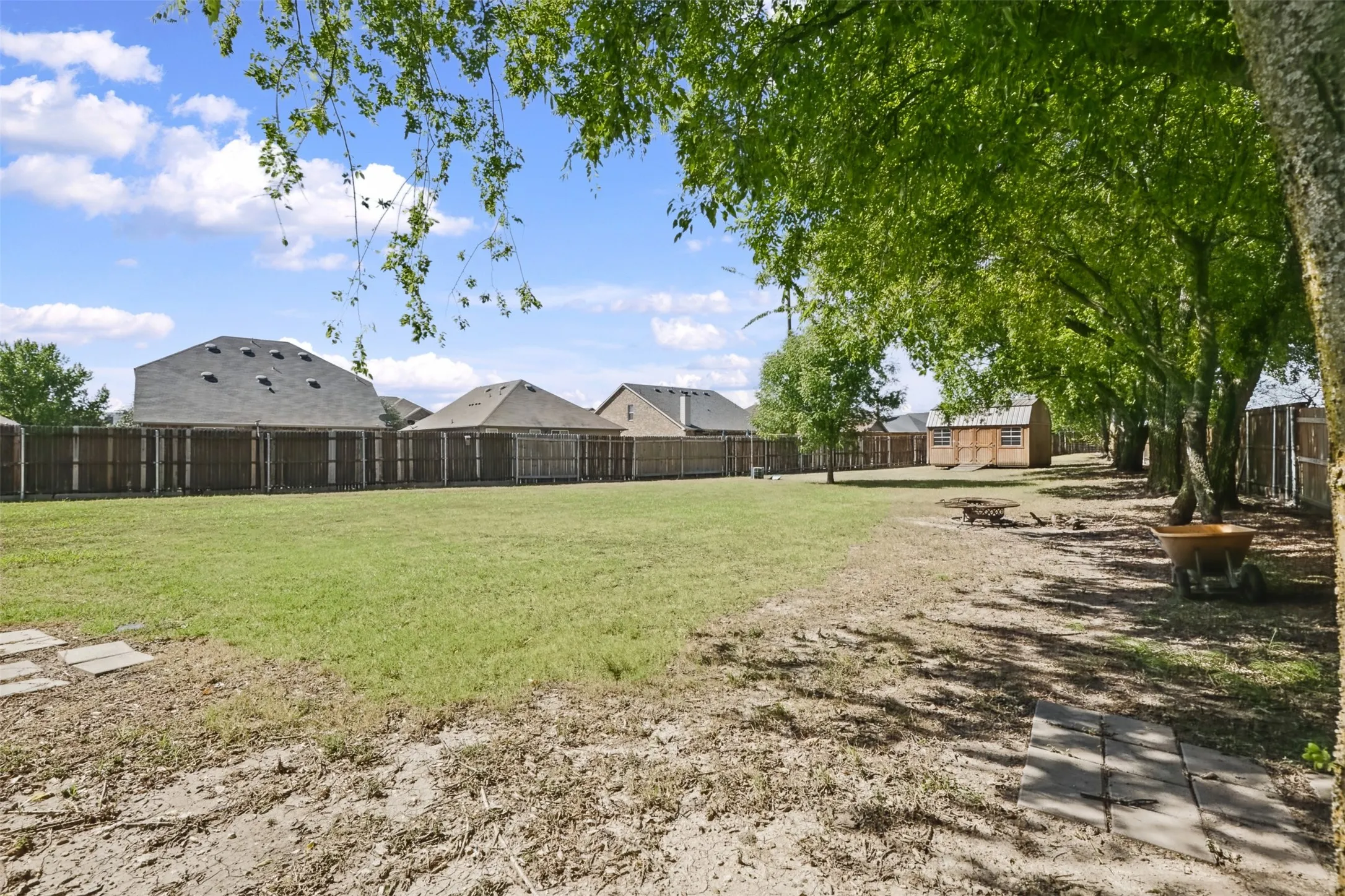 Single Family Residence For Sale in Grayson County , 602 Seasons W, Sherman, Texas 75092, 4 Bedroom, 2 Bathroom, 3 Garage spaces, 1,931 Sqft, built in 2013, mls#21400105, Real Estate Agent in Sherman, Homes For Sale in Grayson county, Homes For Sale in Sherman, Realtor in Sherman Texas, Real Estate Brokerage Independent Realty Texas, Luminita Cordes Realtor