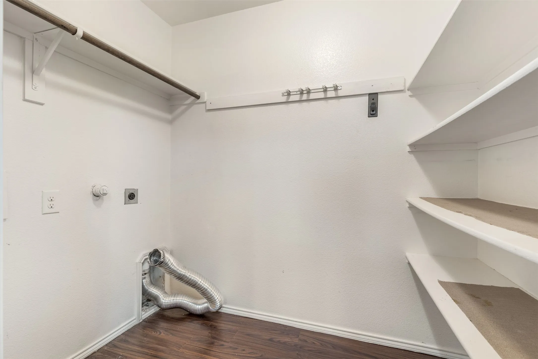 Single Family Residence For Sale in Grayson County , 602 Seasons W, Sherman, Texas 75092, 4 Bedroom, 2 Bathroom, 3 Garage spaces, 1,931 Sqft, built in 2013, mls#21400105, Real Estate Agent in Sherman, Homes For Sale in Grayson county, Homes For Sale in Sherman, Realtor in Sherman Texas, Real Estate Brokerage Independent Realty Texas, Luminita Cordes Realtor