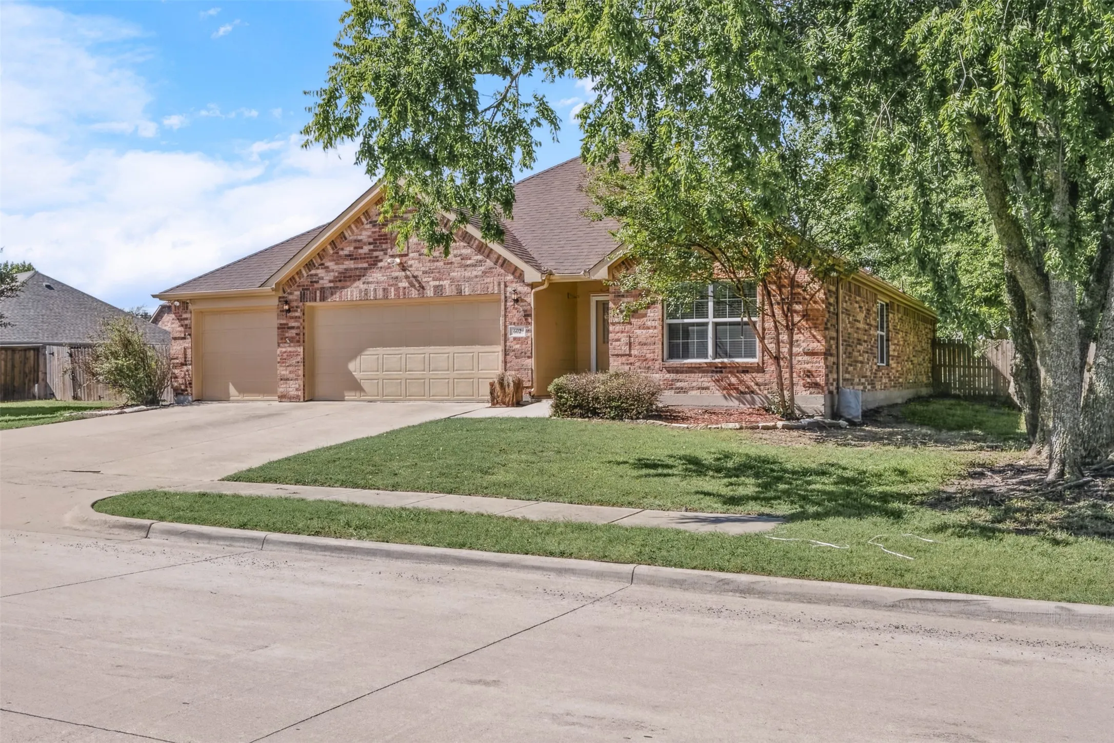 Single Family Residence For Sale in Grayson County , 602 Seasons W, Sherman, Texas 75092, 4 Bedroom, 2 Bathroom, 3 Garage spaces, 1,931 Sqft, built in 2013, mls#21400105, Real Estate Agent in Sherman, Homes For Sale in Grayson county, Homes For Sale in Sherman, Realtor in Sherman Texas, Real Estate Brokerage Independent Realty Texas, Luminita Cordes Realtor