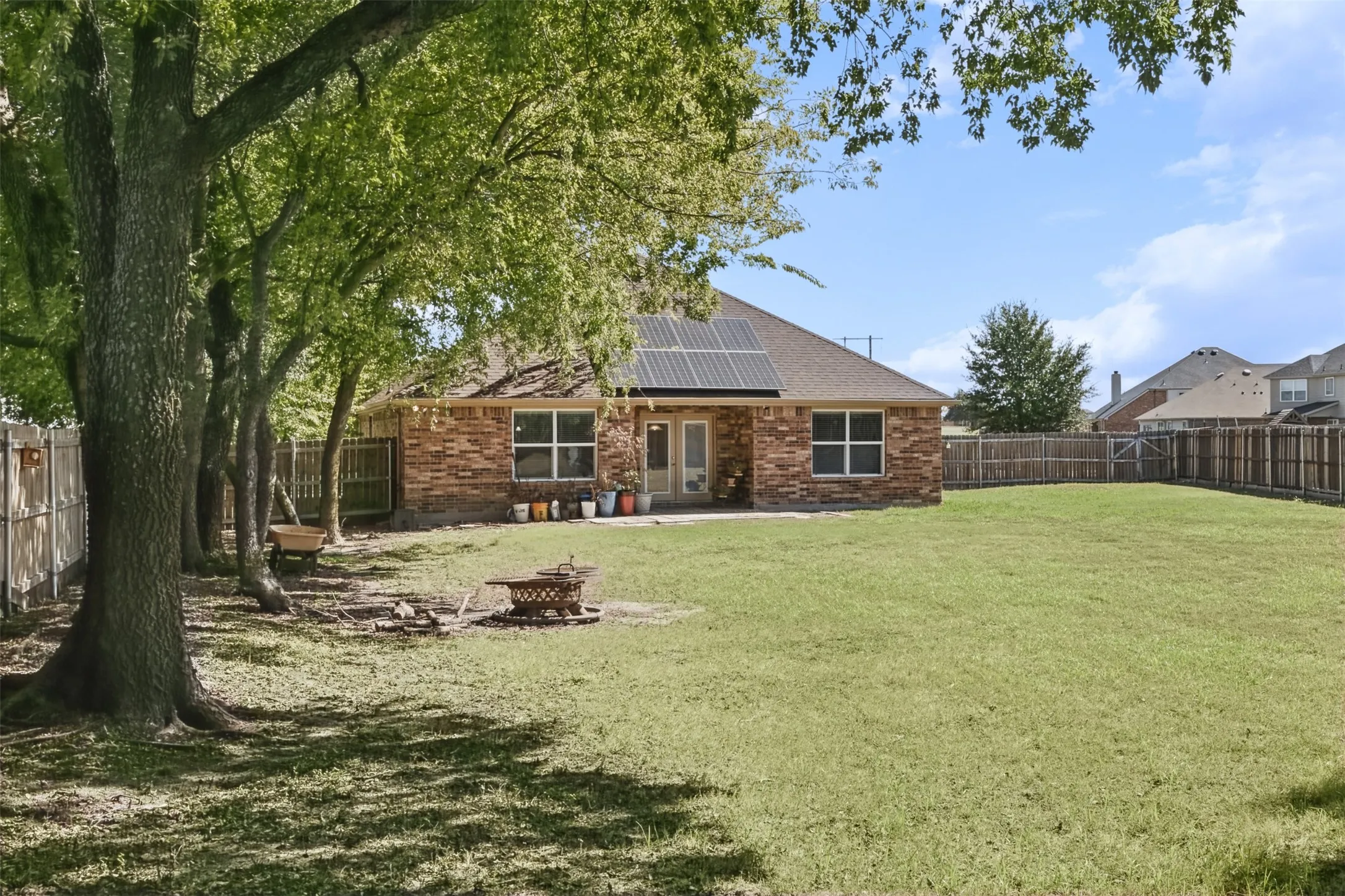 Single Family Residence For Sale in Grayson County , 602 Seasons W, Sherman, Texas 75092, 4 Bedroom, 2 Bathroom, 3 Garage spaces, 1,931 Sqft, built in 2013, mls#21400105, Real Estate Agent in Sherman, Homes For Sale in Grayson county, Homes For Sale in Sherman, Realtor in Sherman Texas, Real Estate Brokerage Independent Realty Texas, Luminita Cordes Realtor