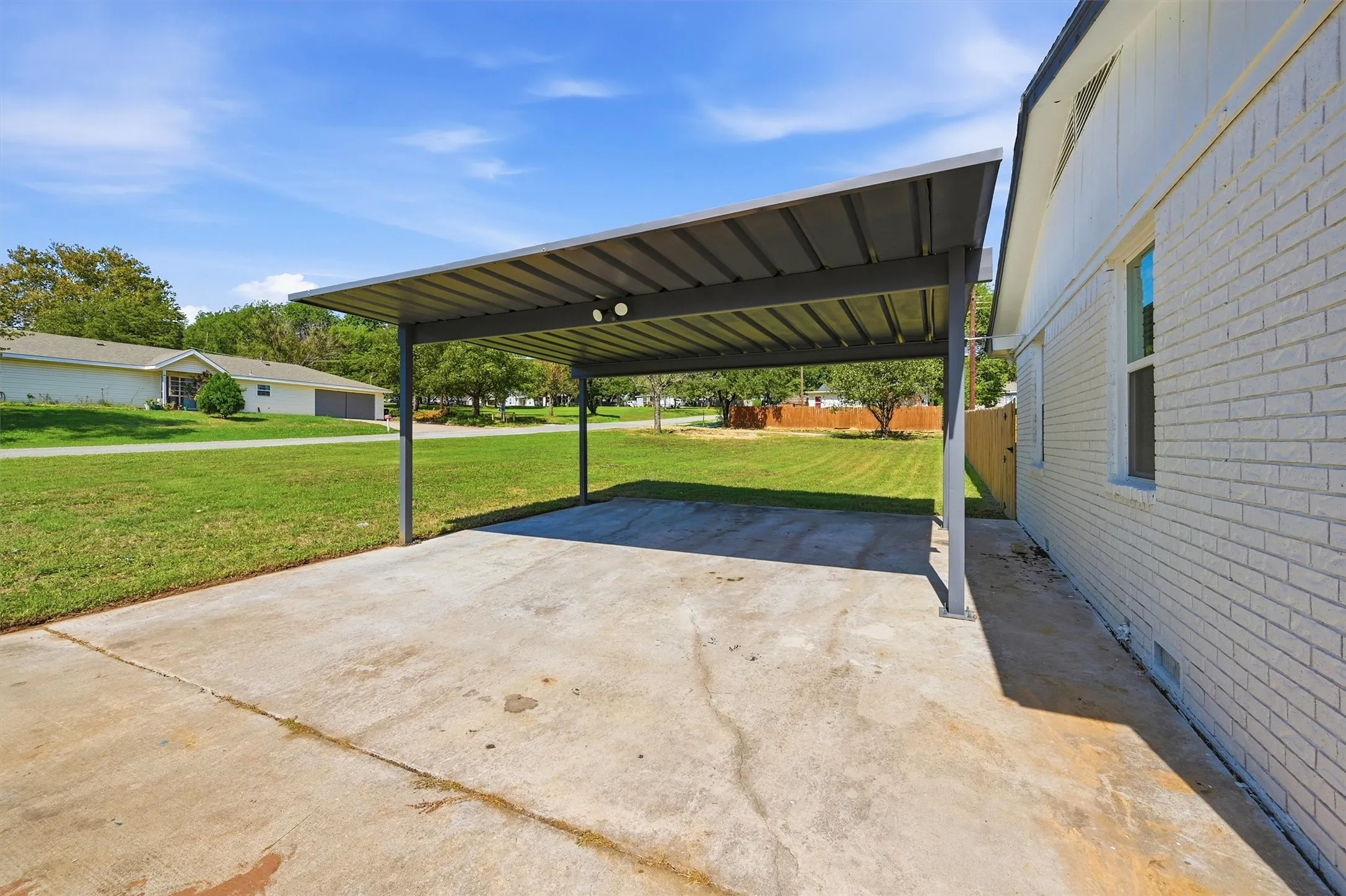 Single Family Residence For Rent in Grayson County , 703 E Sears Street, Denison, Texas 75021, 2 Bedroom, 1 Bathroom, Garage spaces, 1,040 Sqft, built in 1981, mls#21408864, Real Estate Agent in Denison, Homes For Rent in Grayson county, Homes For Rent in Denison, Realtor in Denison Texas, Real Estate Brokerage Independent Realty Texas, Luminita Cordes Realtor