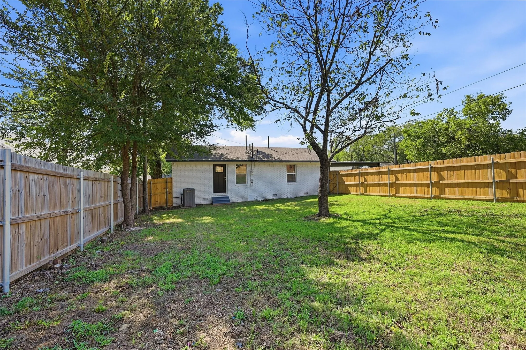 Single Family Residence For Rent in Grayson County , 703 E Sears Street, Denison, Texas 75021, 2 Bedroom, 1 Bathroom, Garage spaces, 1,040 Sqft, built in 1981, mls#21408864, Real Estate Agent in Denison, Homes For Rent in Grayson county, Homes For Rent in Denison, Realtor in Denison Texas, Real Estate Brokerage Independent Realty Texas, Luminita Cordes Realtor