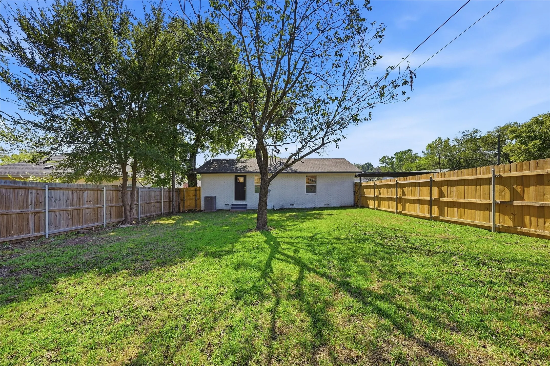 Single Family Residence For Rent in Grayson County , 703 E Sears Street, Denison, Texas 75021, 2 Bedroom, 1 Bathroom, Garage spaces, 1,040 Sqft, built in 1981, mls#21408864, Real Estate Agent in Denison, Homes For Rent in Grayson county, Homes For Rent in Denison, Realtor in Denison Texas, Real Estate Brokerage Independent Realty Texas, Luminita Cordes Realtor