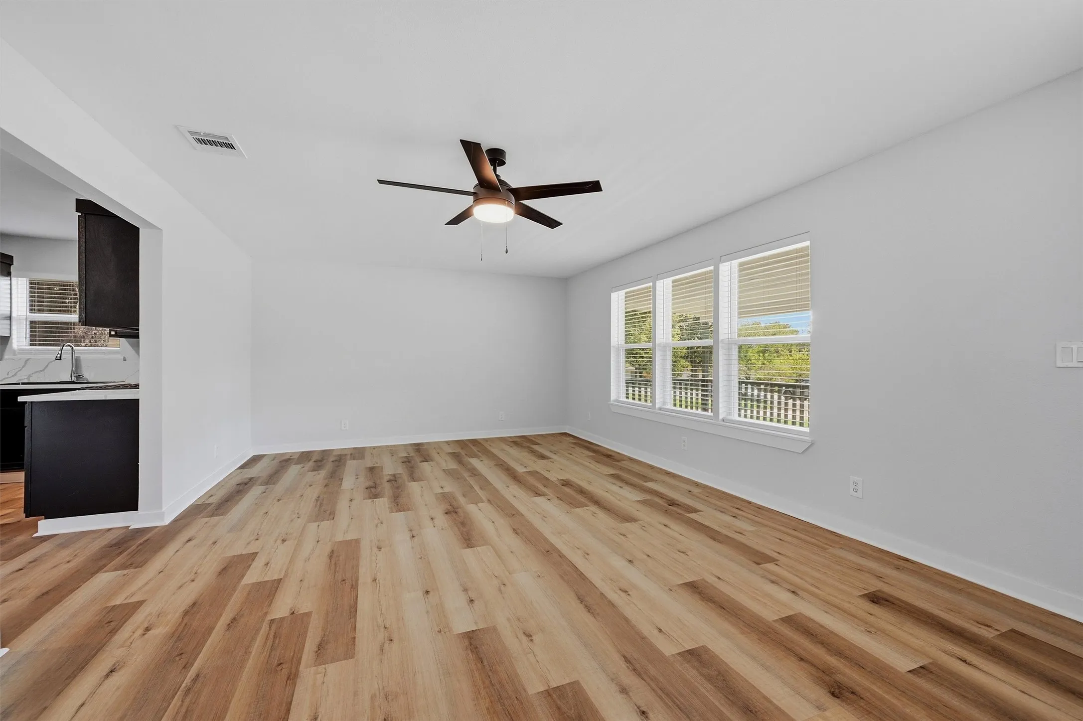 Single Family Residence For Rent in Grayson County , 703 E Sears Street, Denison, Texas 75021, 2 Bedroom, 1 Bathroom, Garage spaces, 1,040 Sqft, built in 1981, mls#21408864, Real Estate Agent in Denison, Homes For Rent in Grayson county, Homes For Rent in Denison, Realtor in Denison Texas, Real Estate Brokerage Independent Realty Texas, Luminita Cordes Realtor