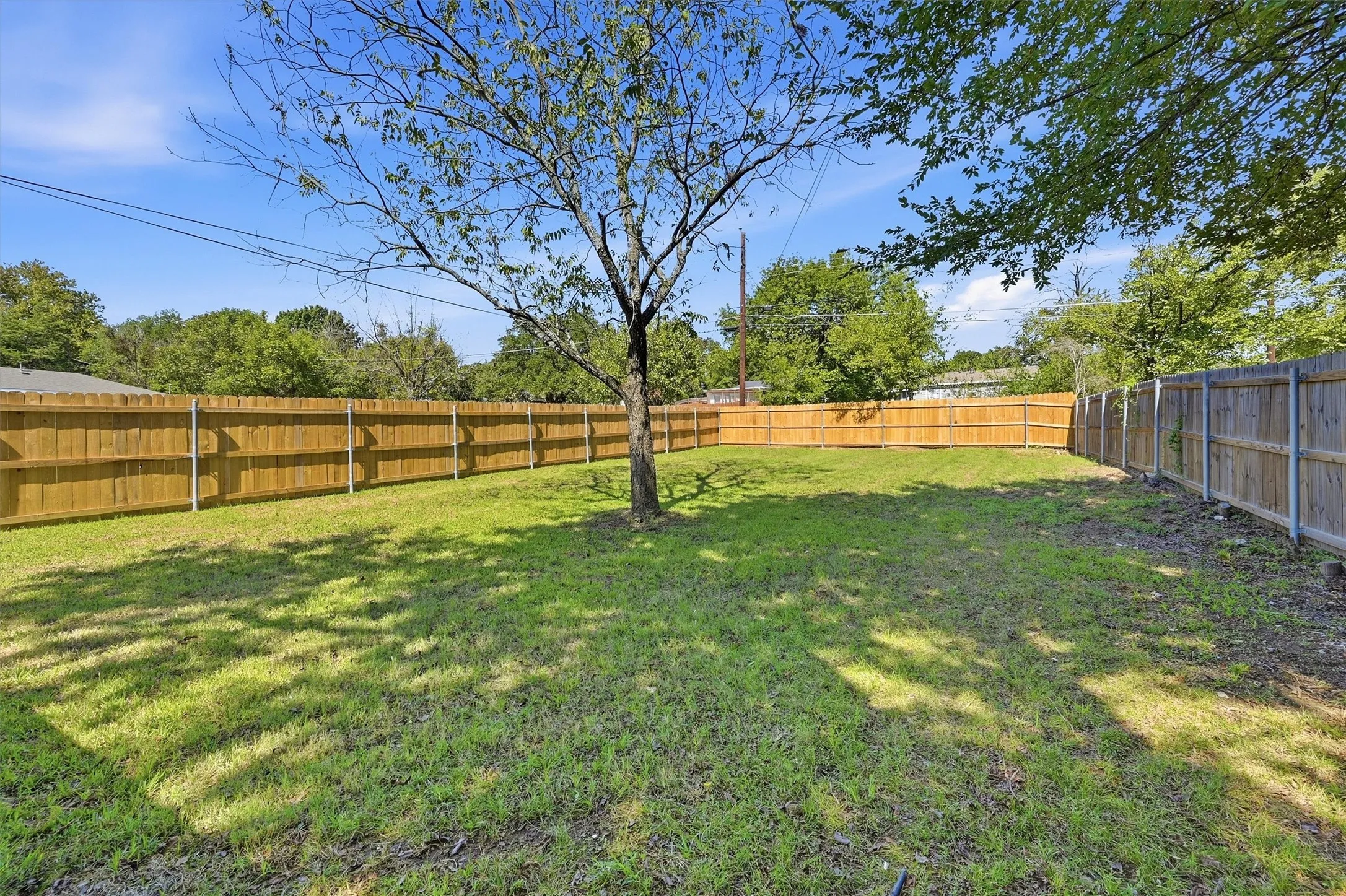 Single Family Residence For Rent in Grayson County , 703 E Sears Street, Denison, Texas 75021, 2 Bedroom, 1 Bathroom, Garage spaces, 1,040 Sqft, built in 1981, mls#21408864, Real Estate Agent in Denison, Homes For Rent in Grayson county, Homes For Rent in Denison, Realtor in Denison Texas, Real Estate Brokerage Independent Realty Texas, Luminita Cordes Realtor