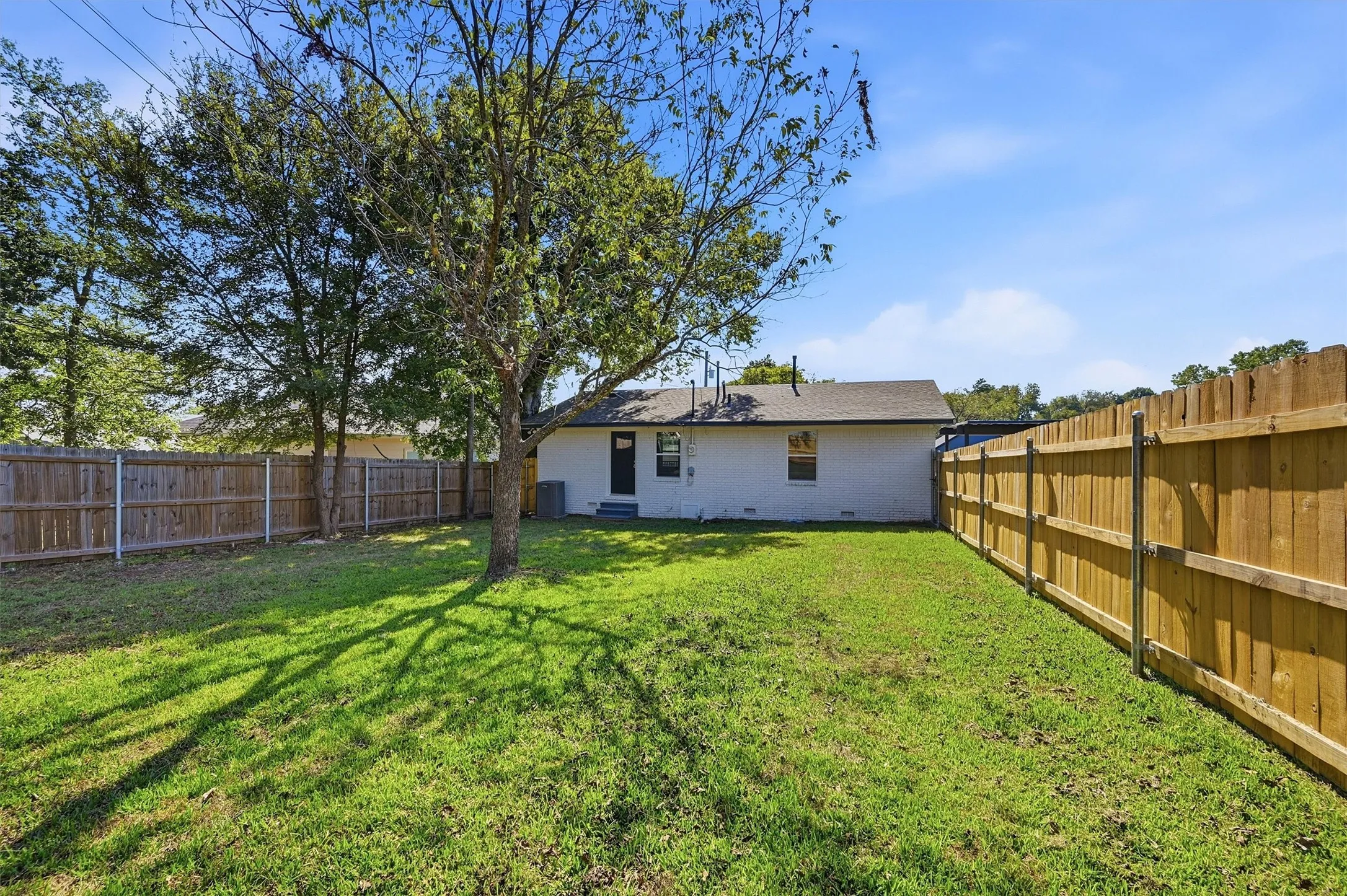 Single Family Residence For Rent in Grayson County , 703 E Sears Street, Denison, Texas 75021, 2 Bedroom, 1 Bathroom, Garage spaces, 1,040 Sqft, built in 1981, mls#21408864, Real Estate Agent in Denison, Homes For Rent in Grayson county, Homes For Rent in Denison, Realtor in Denison Texas, Real Estate Brokerage Independent Realty Texas, Luminita Cordes Realtor