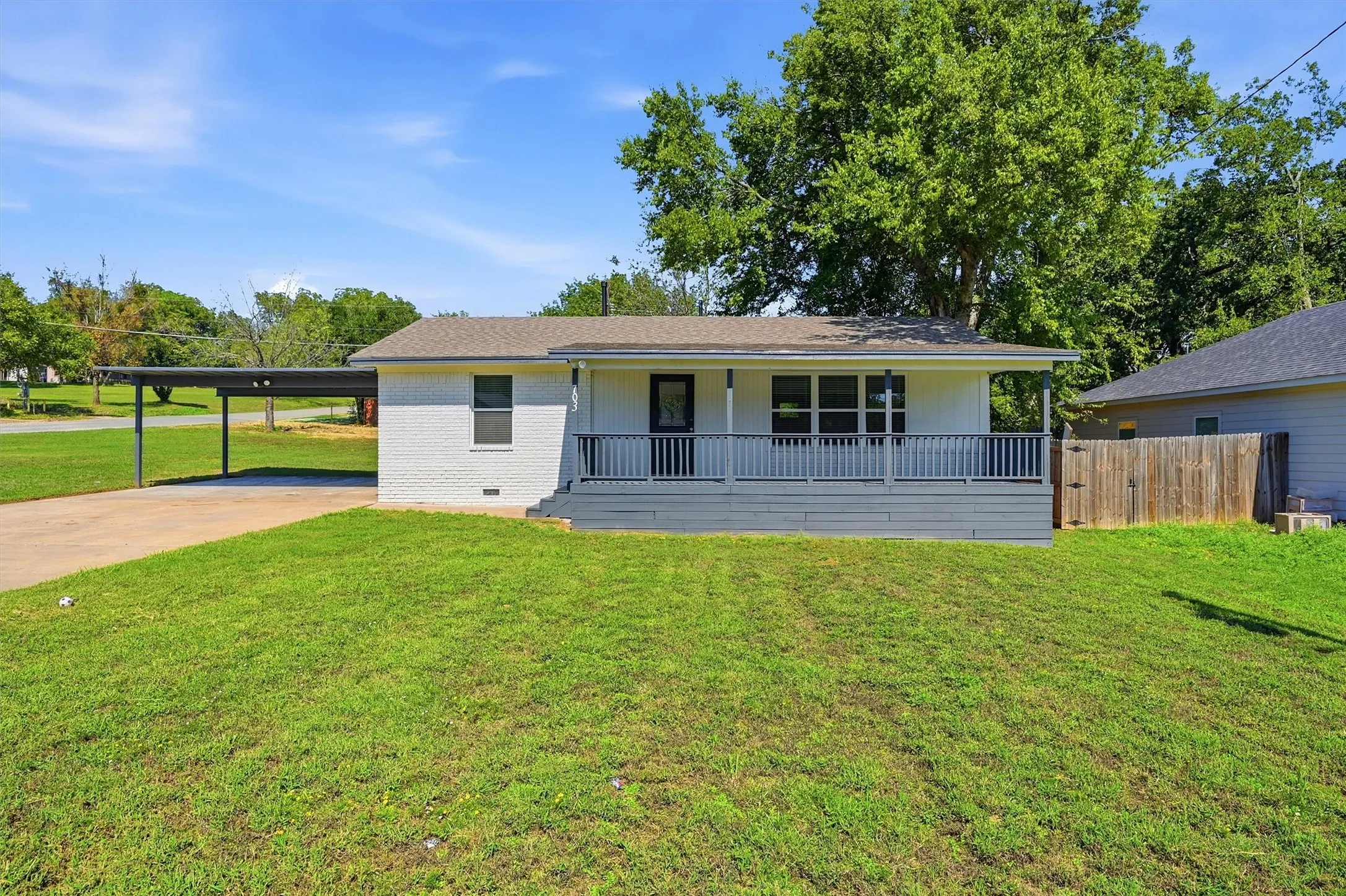 Single Family Residence For Rent in Grayson County , 703 E Sears Street, Denison, Texas 75021, 2 Bedroom, 1 Bathroom, Garage spaces, 1,040 Sqft, built in 1981, mls#21408864, Real Estate Agent in Denison, Homes For Rent in Grayson county, Homes For Rent in Denison, Realtor in Denison Texas, Real Estate Brokerage Independent Realty Texas, Luminita Cordes Realtor