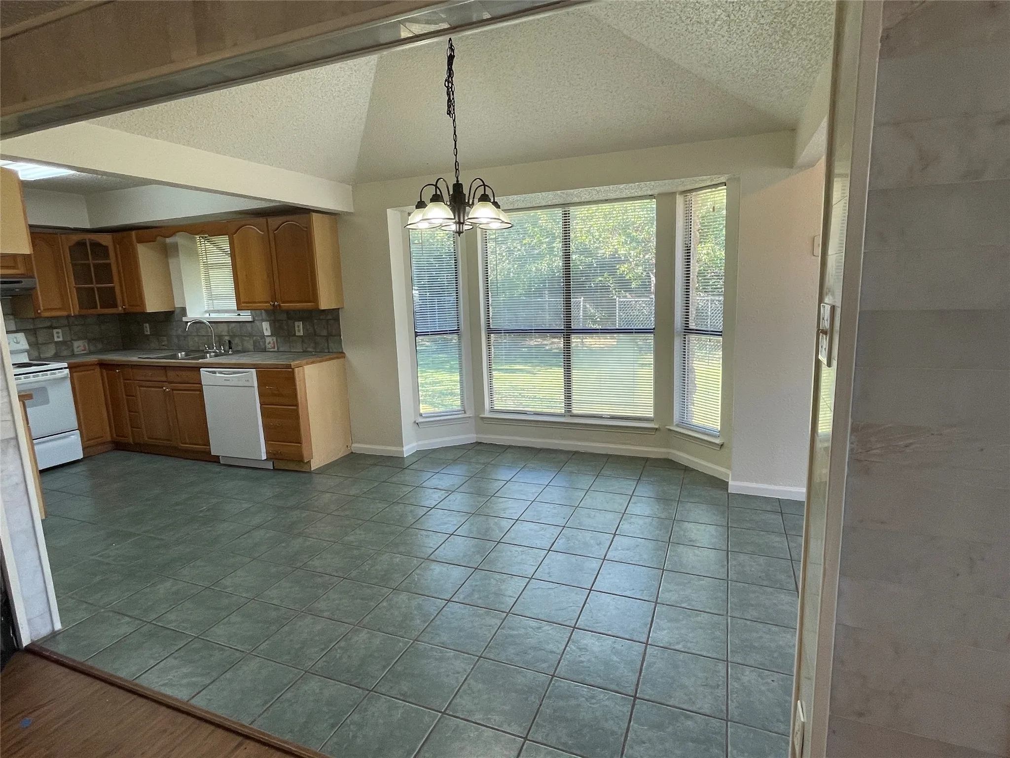 Single Family Residence For Rent in Dallas County , 971 N Brookside Drive, Cedar Hill, Texas 75104, 3 Bedroom, 2 Bathroom, 2 Garage spaces, 1,569 Sqft, built in 1985, mls#21409481, Real Estate Agent in Cedar Hill, Homes For Rent in Dallas county, Homes For Rent in Cedar Hill, Realtor in Cedar Hill Texas, Real Estate Brokerage Independent Realty Texas, Luminita Cordes Realtor