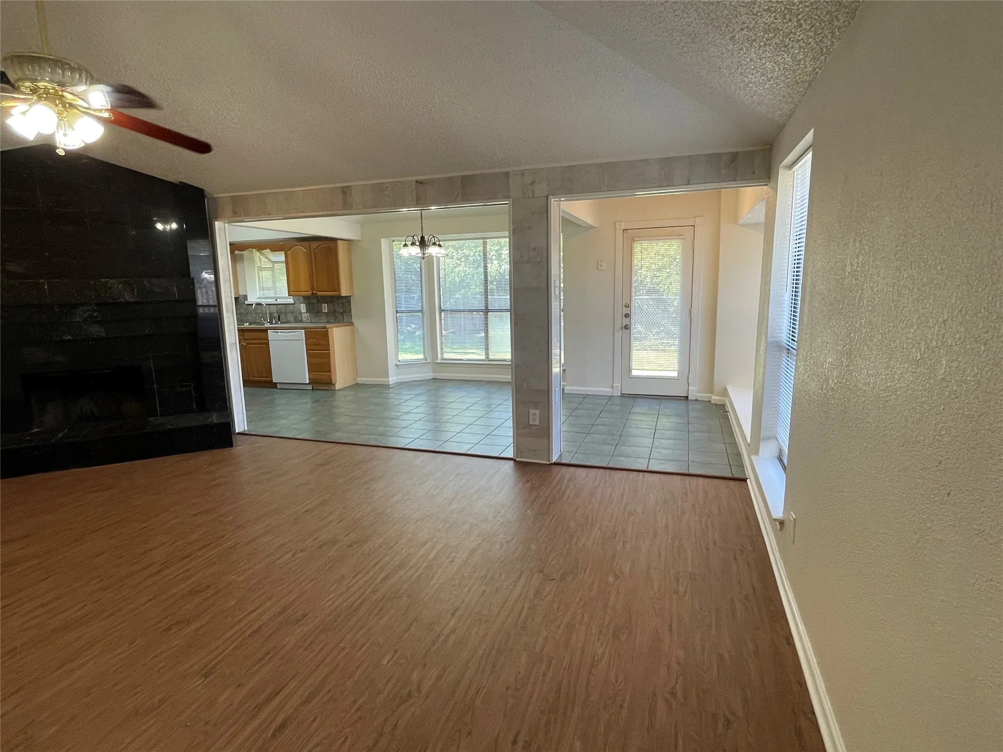 Single Family Residence For Rent in Dallas County , 971 N Brookside Drive, Cedar Hill, Texas 75104, 3 Bedroom, 2 Bathroom, 2 Garage spaces, 1,569 Sqft, built in 1985, mls#21409481, Real Estate Agent in Cedar Hill, Homes For Rent in Dallas county, Homes For Rent in Cedar Hill, Realtor in Cedar Hill Texas, Real Estate Brokerage Independent Realty Texas, Luminita Cordes Realtor