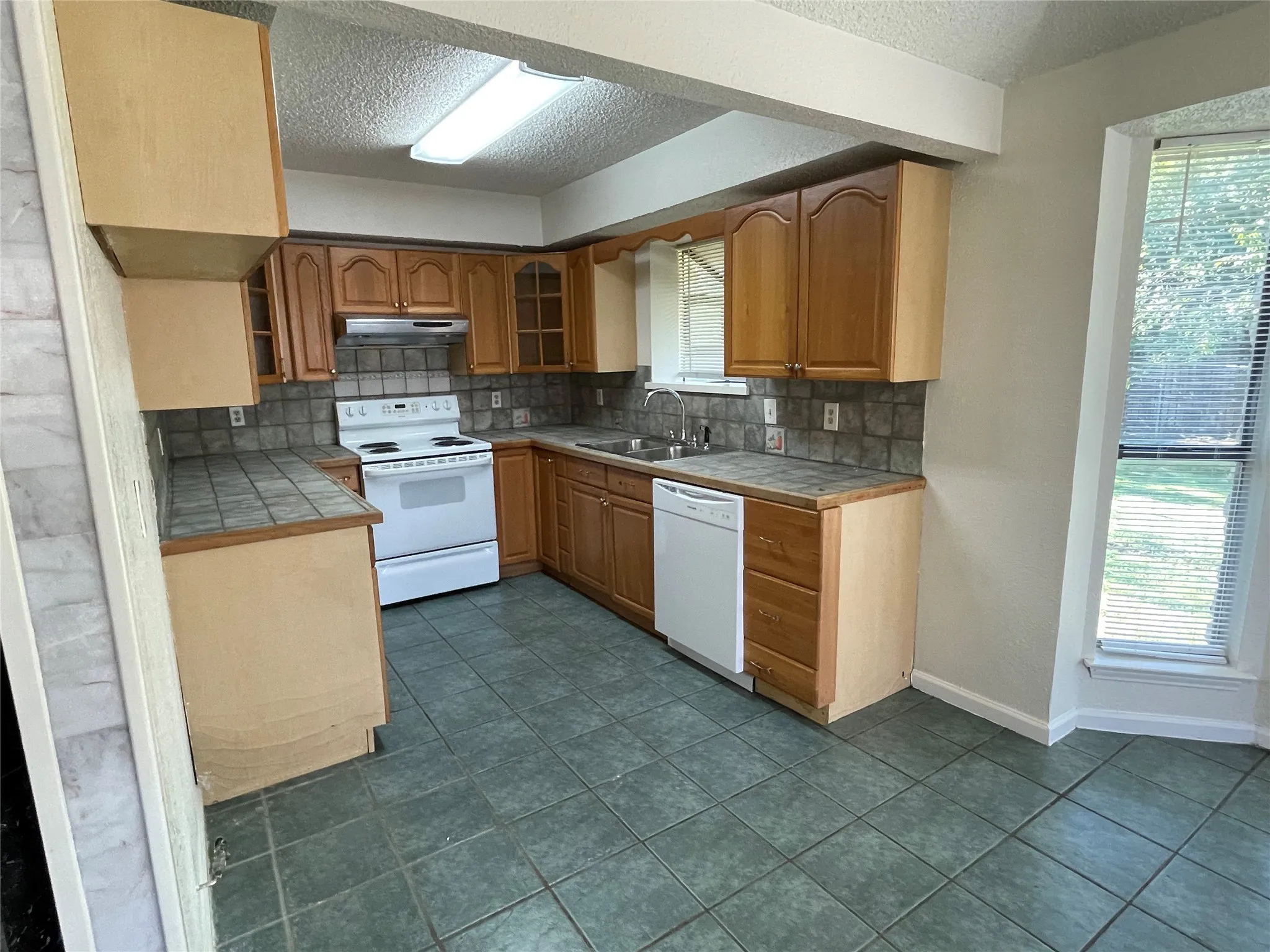 Single Family Residence For Rent in Dallas County , 971 N Brookside Drive, Cedar Hill, Texas 75104, 3 Bedroom, 2 Bathroom, 2 Garage spaces, 1,569 Sqft, built in 1985, mls#21409481, Real Estate Agent in Cedar Hill, Homes For Rent in Dallas county, Homes For Rent in Cedar Hill, Realtor in Cedar Hill Texas, Real Estate Brokerage Independent Realty Texas, Luminita Cordes Realtor