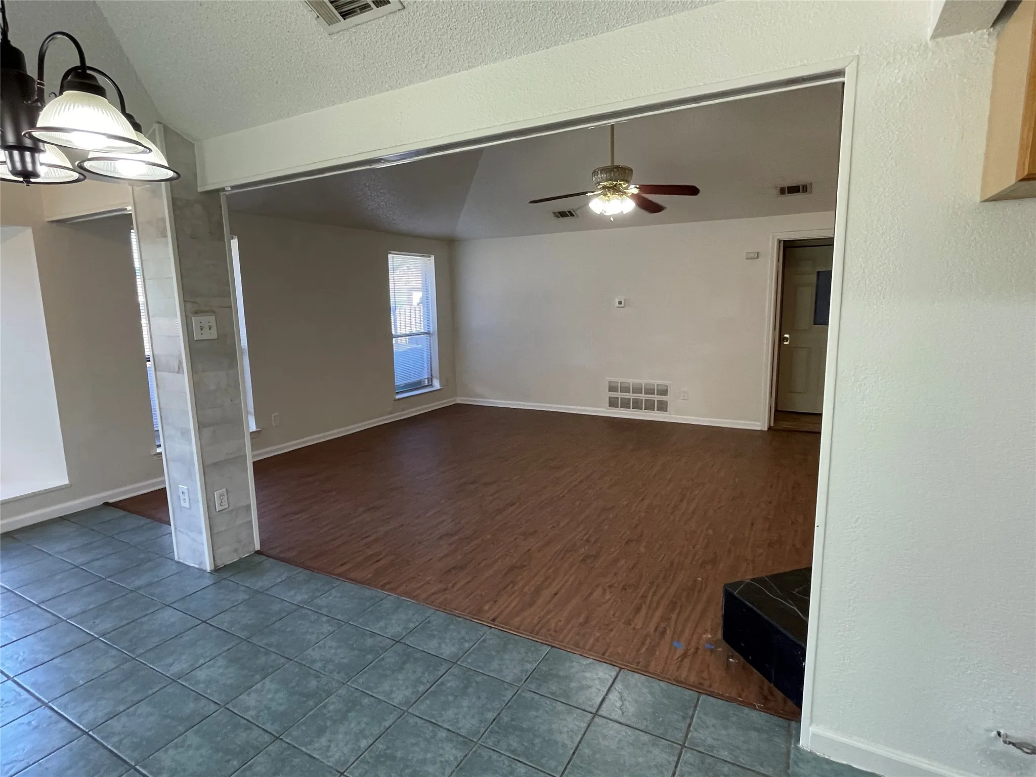 Single Family Residence For Rent in Dallas County , 971 N Brookside Drive, Cedar Hill, Texas 75104, 3 Bedroom, 2 Bathroom, 2 Garage spaces, 1,569 Sqft, built in 1985, mls#21409481, Real Estate Agent in Cedar Hill, Homes For Rent in Dallas county, Homes For Rent in Cedar Hill, Realtor in Cedar Hill Texas, Real Estate Brokerage Independent Realty Texas, Luminita Cordes Realtor