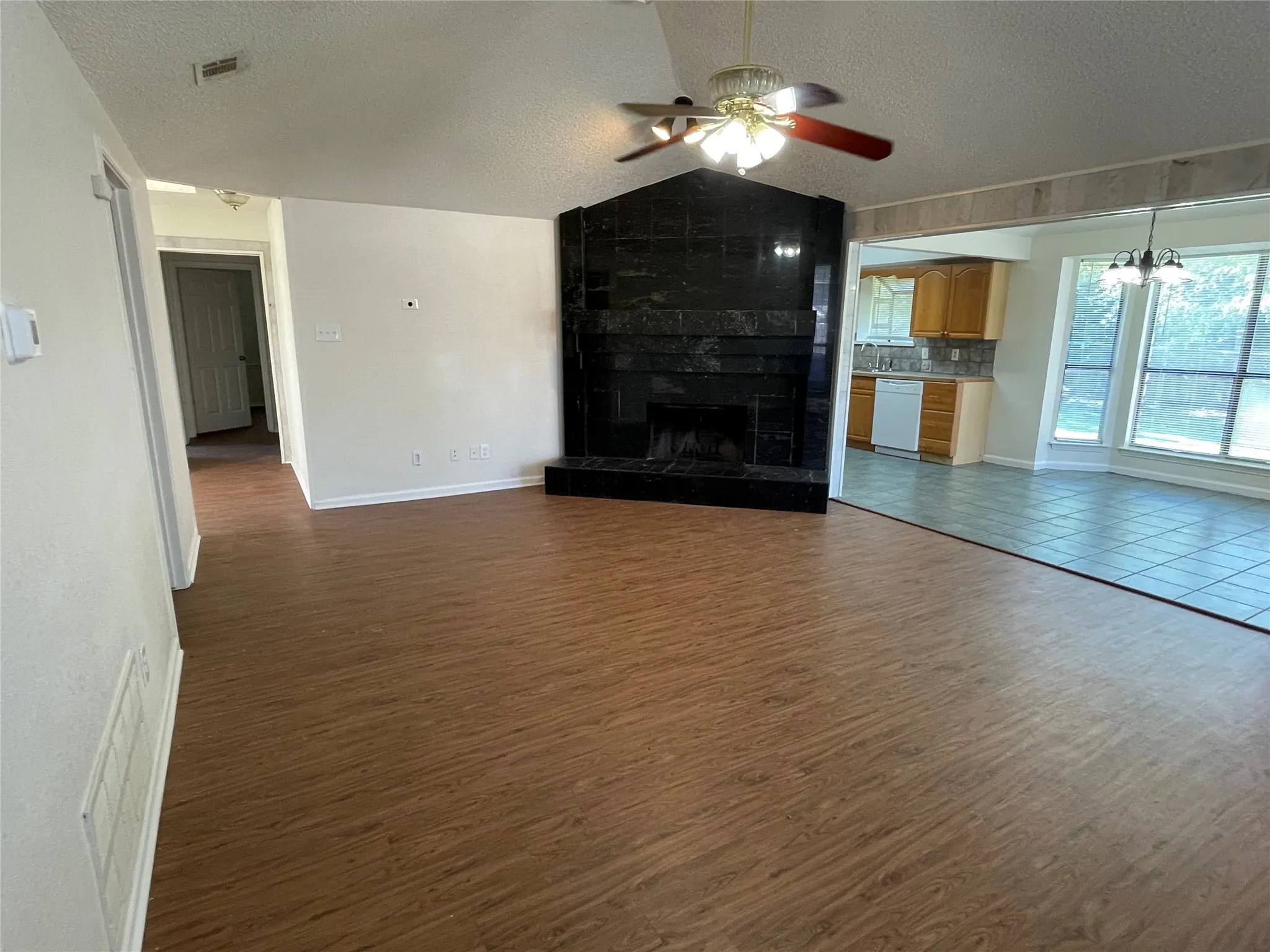 Single Family Residence For Rent in Dallas County , 971 N Brookside Drive, Cedar Hill, Texas 75104, 3 Bedroom, 2 Bathroom, 2 Garage spaces, 1,569 Sqft, built in 1985, mls#21409481, Real Estate Agent in Cedar Hill, Homes For Rent in Dallas county, Homes For Rent in Cedar Hill, Realtor in Cedar Hill Texas, Real Estate Brokerage Independent Realty Texas, Luminita Cordes Realtor