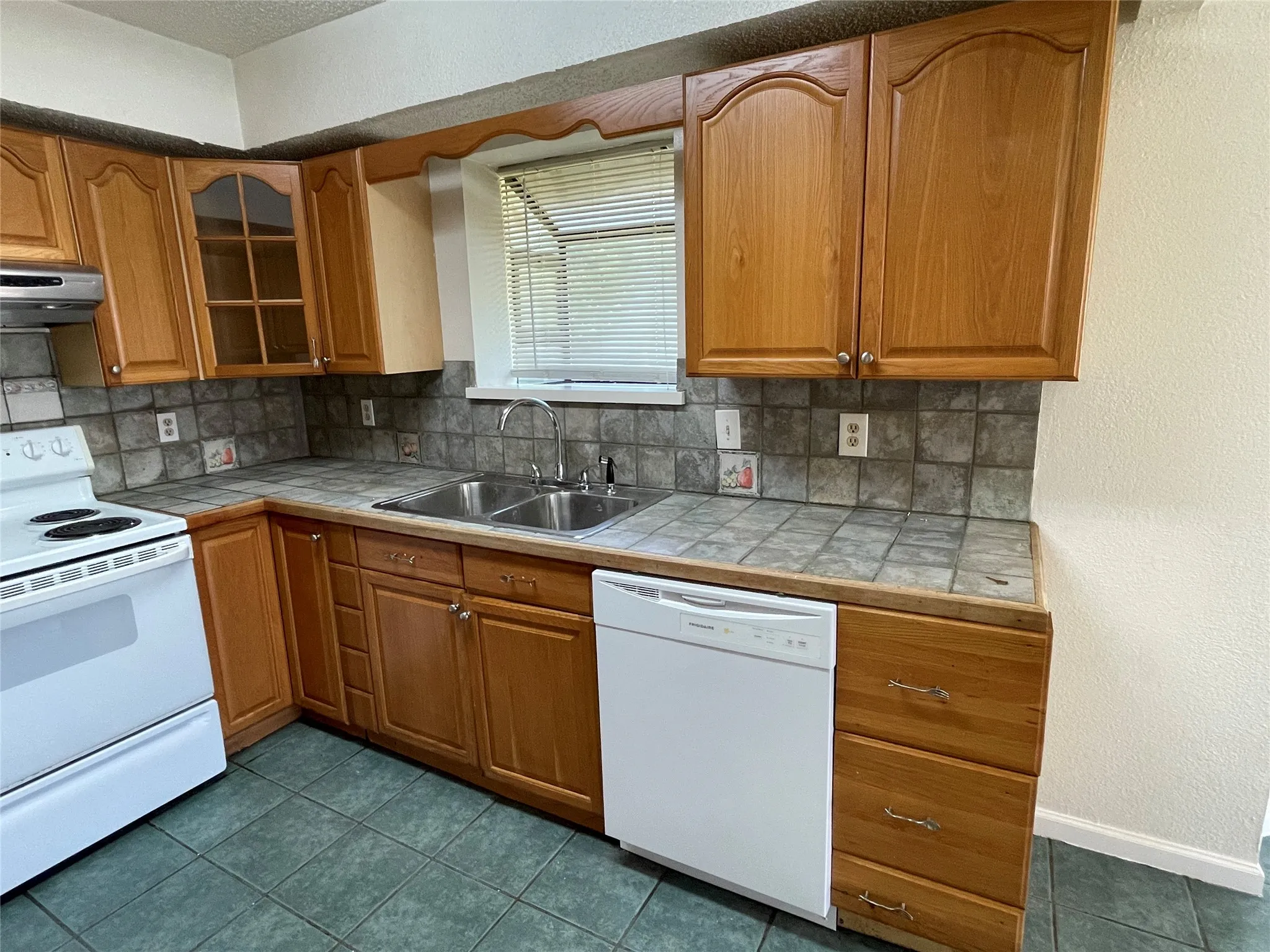 Single Family Residence For Rent in Dallas County , 971 N Brookside Drive, Cedar Hill, Texas 75104, 3 Bedroom, 2 Bathroom, 2 Garage spaces, 1,569 Sqft, built in 1985, mls#21409481, Real Estate Agent in Cedar Hill, Homes For Rent in Dallas county, Homes For Rent in Cedar Hill, Realtor in Cedar Hill Texas, Real Estate Brokerage Independent Realty Texas, Luminita Cordes Realtor