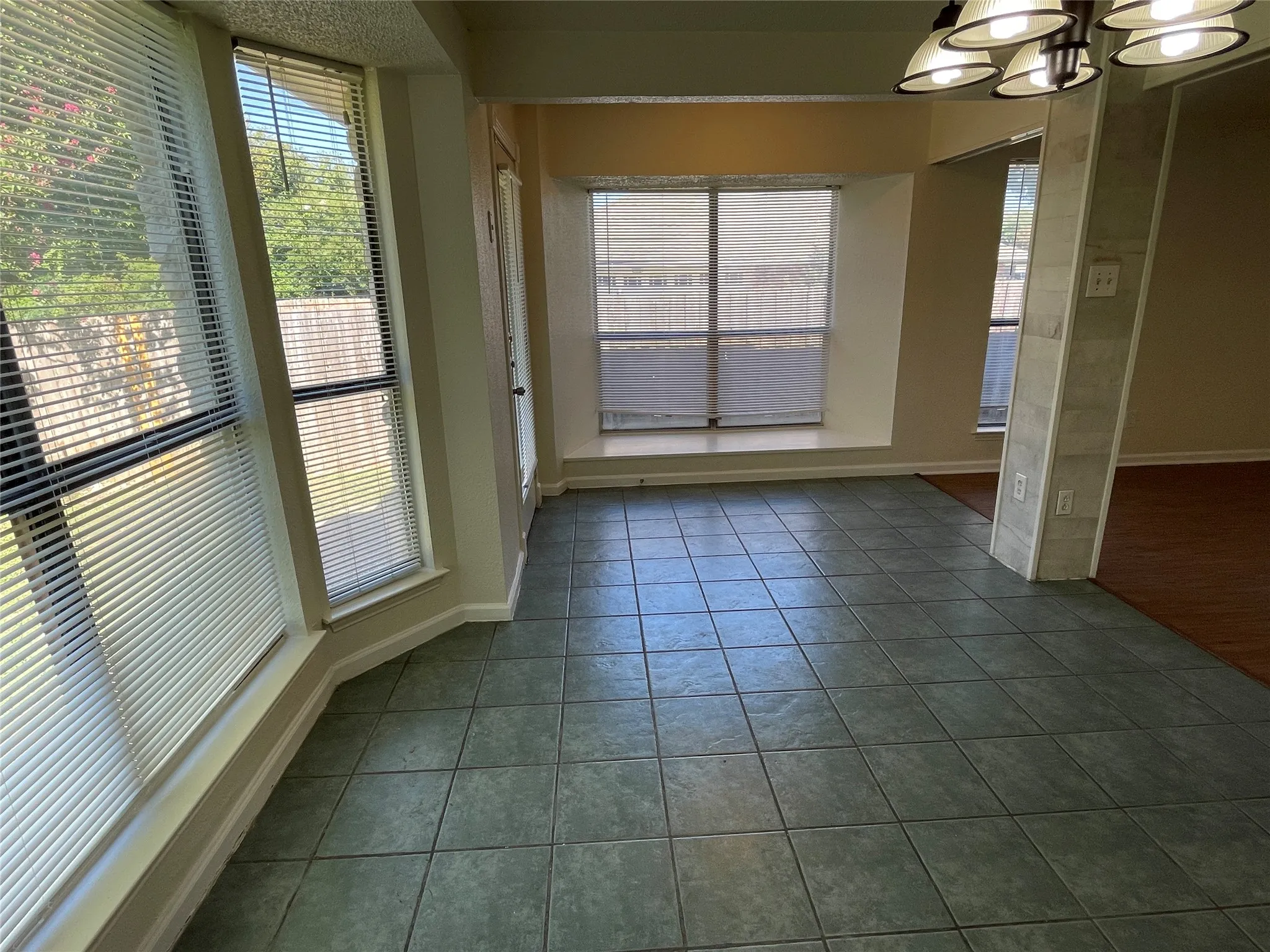 Single Family Residence For Rent in Dallas County , 971 N Brookside Drive, Cedar Hill, Texas 75104, 3 Bedroom, 2 Bathroom, 2 Garage spaces, 1,569 Sqft, built in 1985, mls#21409481, Real Estate Agent in Cedar Hill, Homes For Rent in Dallas county, Homes For Rent in Cedar Hill, Realtor in Cedar Hill Texas, Real Estate Brokerage Independent Realty Texas, Luminita Cordes Realtor
