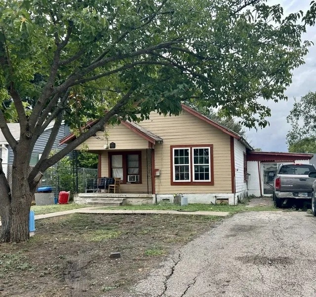 Single Family Residence For Sale in Mc Lennan County , 1609 Baylor Avenue, Waco, Texas 76706, 2 Bedroom, 1 Bathroom, Garage spaces, 840 Sqft, built in 1940, mls#21403783, Real Estate Agent in Waco, Homes For Sale in Mc Lennan county, Homes For Sale in Waco, Realtor in Waco Texas, Real Estate Brokerage Independent Realty Texas, Luminita Cordes Realtor