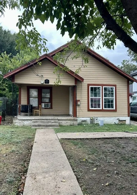 Single Family Residence For Sale in Mc Lennan County , 1609 Baylor Avenue, Waco, Texas 76706, 2 Bedroom, 1 Bathroom, Garage spaces, 840 Sqft, built in 1940, mls#21403783, Real Estate Agent in Waco, Homes For Sale in Mc Lennan county, Homes For Sale in Waco, Realtor in Waco Texas, Real Estate Brokerage Independent Realty Texas, Luminita Cordes Realtor