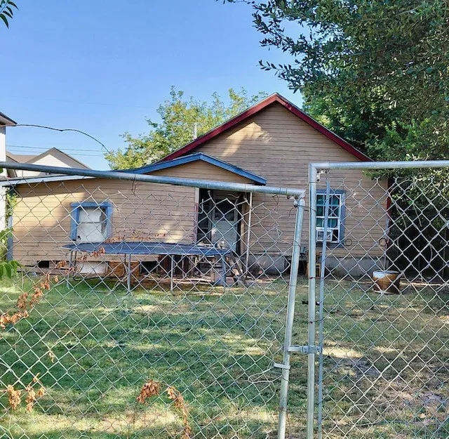 Single Family Residence For Sale in Mc Lennan County , 1609 Baylor Avenue, Waco, Texas 76706, 2 Bedroom, 1 Bathroom, Garage spaces, 840 Sqft, built in 1940, mls#21403783, Real Estate Agent in Waco, Homes For Sale in Mc Lennan county, Homes For Sale in Waco, Realtor in Waco Texas, Real Estate Brokerage Independent Realty Texas, Luminita Cordes Realtor