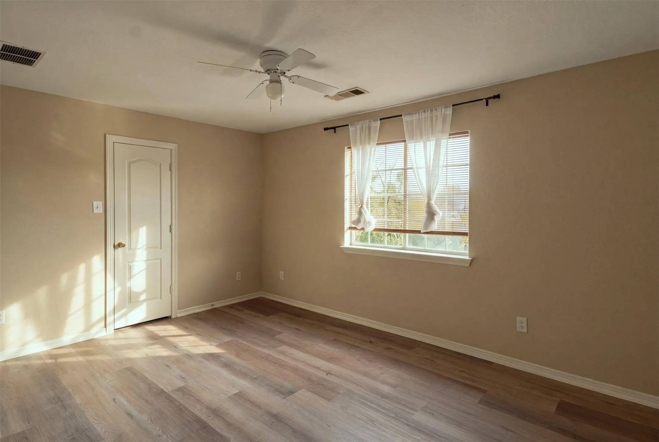 Single Family Residence For Rent in Collin County , 2105 Glendale Drive, Plano, Texas 75023, 5 Bedroom, 3 Bathroom, 2 Garage spaces, 2,942 Sqft, built in 1997, mls#21409467, Real Estate Agent in Plano, Homes For Rent in Collin county, Homes For Rent in Plano, Realtor in Plano Texas, Real Estate Brokerage Independent Realty Texas, Luminita Cordes Realtor