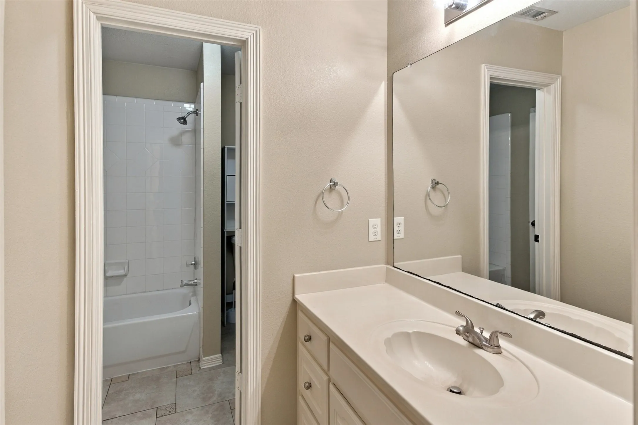 Single Family Residence For Rent in Collin County , 2105 Glendale Drive, Plano, Texas 75023, 5 Bedroom, 3 Bathroom, 2 Garage spaces, 2,942 Sqft, built in 1997, mls#21409467, Real Estate Agent in Plano, Homes For Rent in Collin county, Homes For Rent in Plano, Realtor in Plano Texas, Real Estate Brokerage Independent Realty Texas, Luminita Cordes Realtor