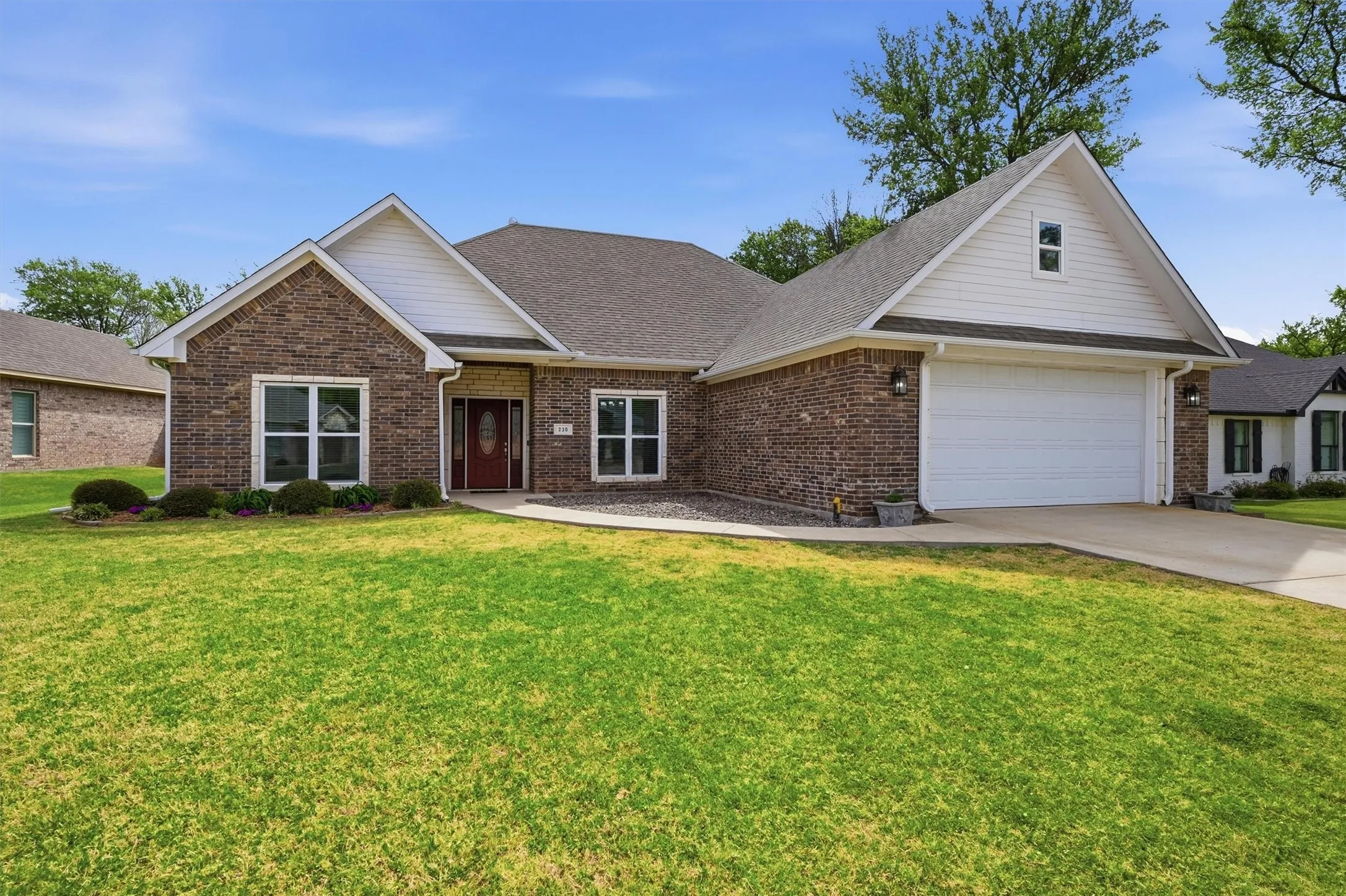 Single Family Residence For Rent in Grayson County , 230 Bent Oak Drive, Pottsboro, Texas 75076, 3 Bedroom, 2 Bathroom, 2 Garage spaces, 2,134 Sqft, built in 2018, mls#21409389, Real Estate Agent in Pottsboro, Homes For Rent in Grayson county, Homes For Rent in Pottsboro, Realtor in Pottsboro Texas, Real Estate Brokerage Independent Realty Texas, Luminita Cordes Realtor