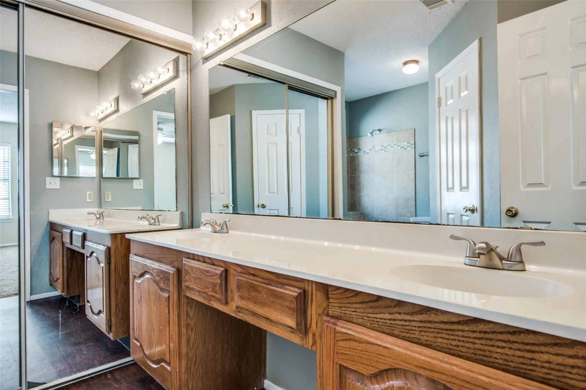 Townhouse For Rent in Dallas County , 300 Canyon Lane, Irving, Texas 75063, 2 Bedroom, 3 Bathroom, 1 Garage spaces, 1,621 Sqft, built in 1985, mls#21407784, Real Estate Agent in Irving, Homes For Rent in Dallas county, Homes For Rent in Irving, Realtor in Irving Texas, Real Estate Brokerage Independent Realty Texas, Luminita Cordes Realtor