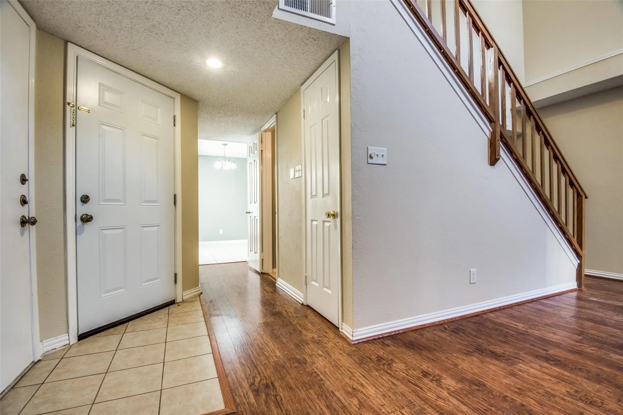 Townhouse For Rent in Dallas County , 300 Canyon Lane, Irving, Texas 75063, 2 Bedroom, 3 Bathroom, 1 Garage spaces, 1,621 Sqft, built in 1985, mls#21407784, Real Estate Agent in Irving, Homes For Rent in Dallas county, Homes For Rent in Irving, Realtor in Irving Texas, Real Estate Brokerage Independent Realty Texas, Luminita Cordes Realtor