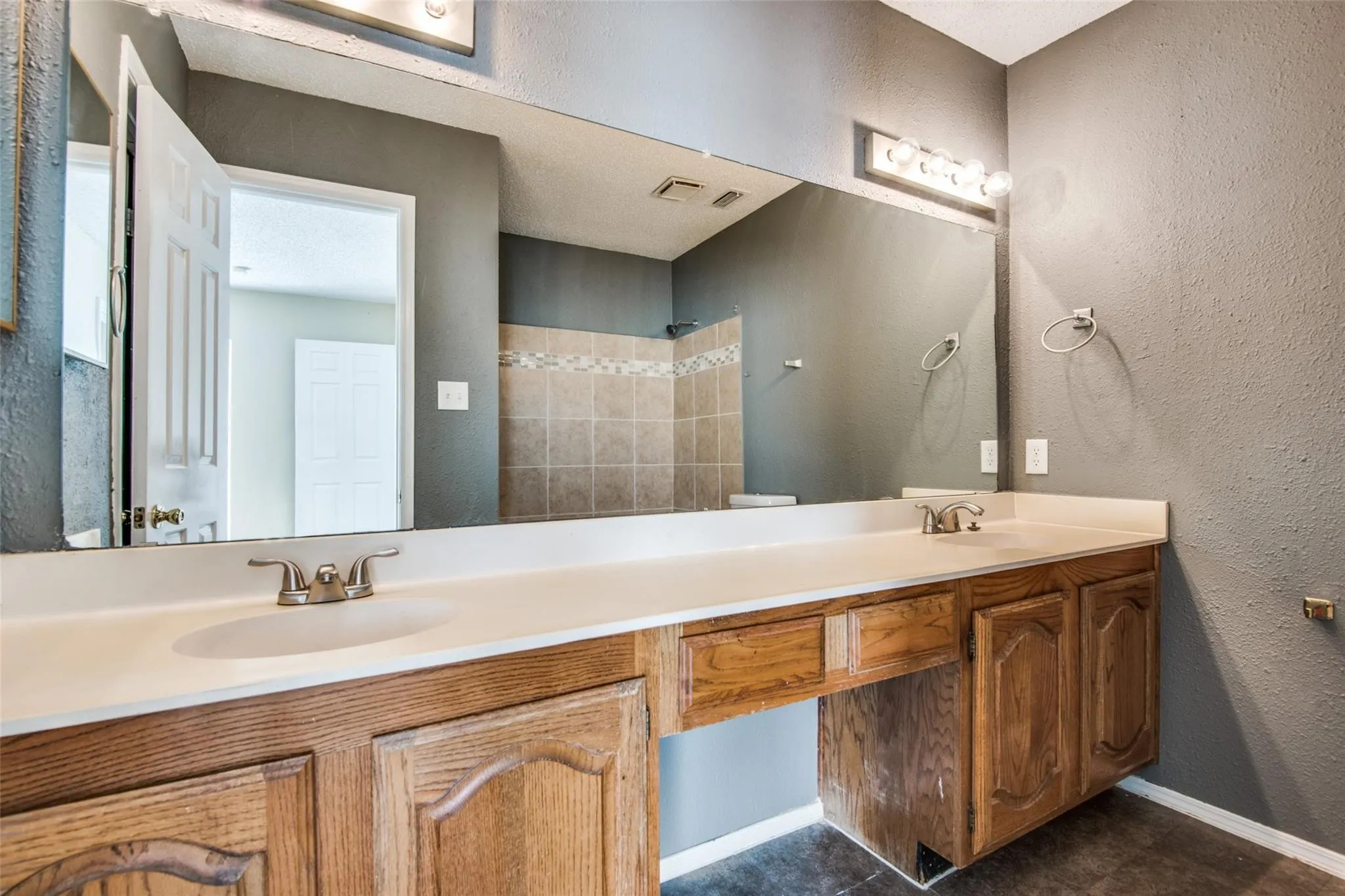 Townhouse For Rent in Dallas County , 300 Canyon Lane, Irving, Texas 75063, 2 Bedroom, 3 Bathroom, 1 Garage spaces, 1,621 Sqft, built in 1985, mls#21407784, Real Estate Agent in Irving, Homes For Rent in Dallas county, Homes For Rent in Irving, Realtor in Irving Texas, Real Estate Brokerage Independent Realty Texas, Luminita Cordes Realtor