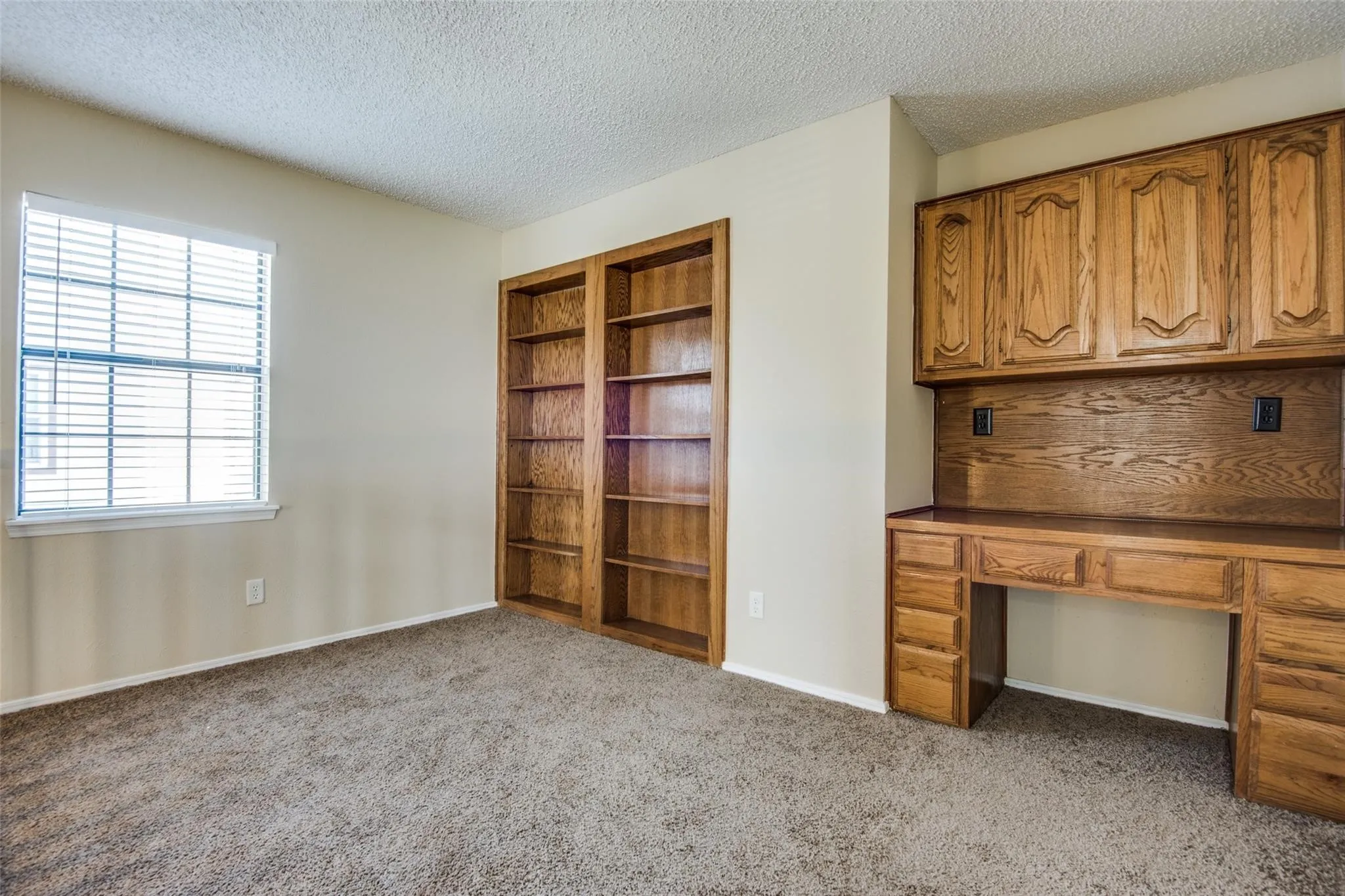 Townhouse For Rent in Dallas County , 300 Canyon Lane, Irving, Texas 75063, 2 Bedroom, 3 Bathroom, 1 Garage spaces, 1,621 Sqft, built in 1985, mls#21407784, Real Estate Agent in Irving, Homes For Rent in Dallas county, Homes For Rent in Irving, Realtor in Irving Texas, Real Estate Brokerage Independent Realty Texas, Luminita Cordes Realtor