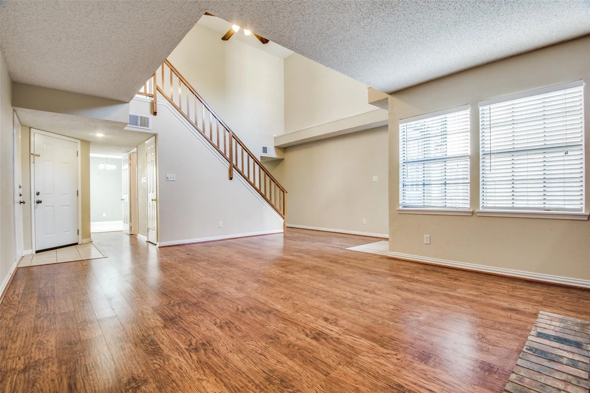 Townhouse For Rent in Dallas County , 300 Canyon Lane, Irving, Texas 75063, 2 Bedroom, 3 Bathroom, 1 Garage spaces, 1,621 Sqft, built in 1985, mls#21407784, Real Estate Agent in Irving, Homes For Rent in Dallas county, Homes For Rent in Irving, Realtor in Irving Texas, Real Estate Brokerage Independent Realty Texas, Luminita Cordes Realtor