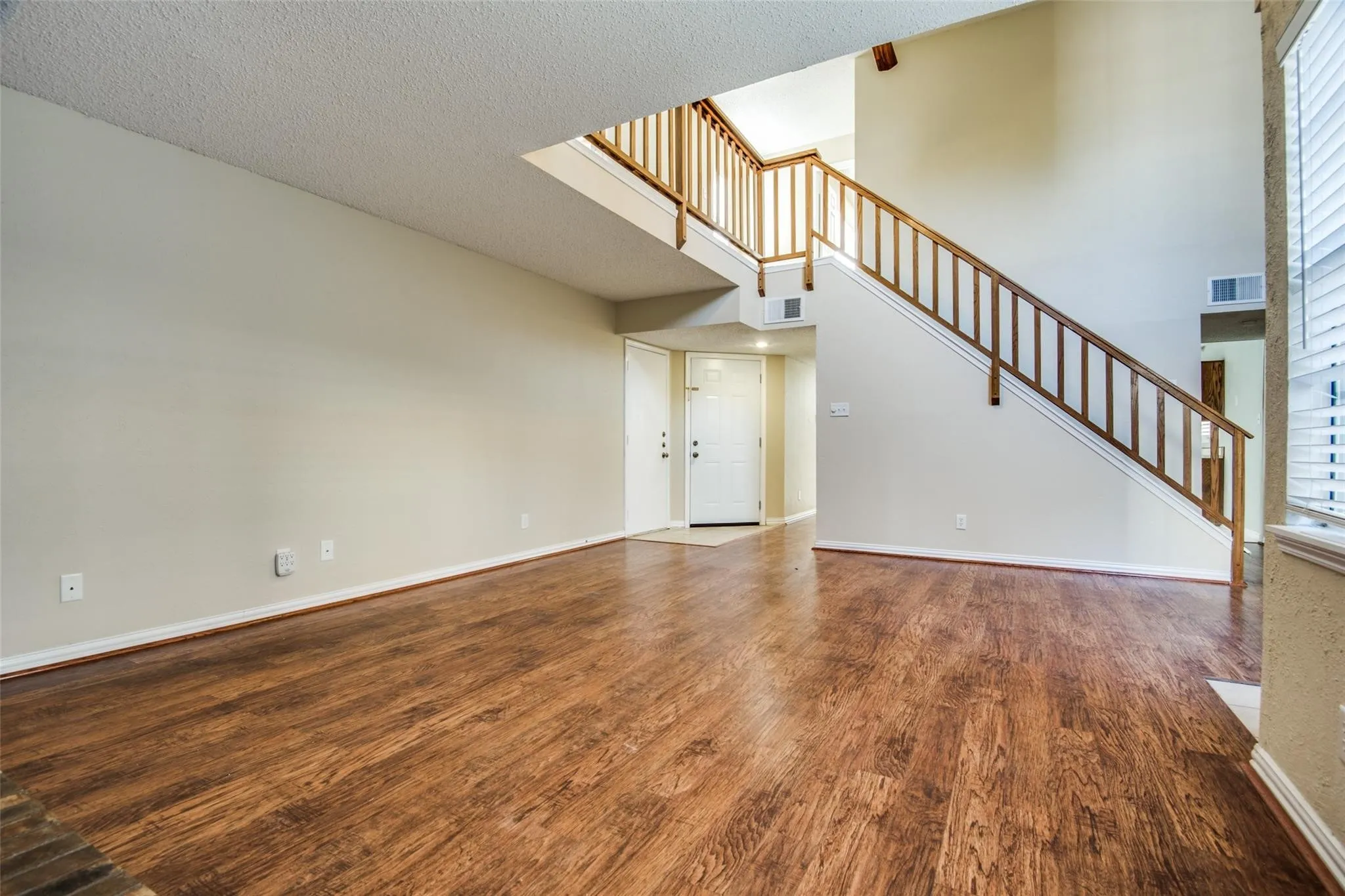 Townhouse For Rent in Dallas County , 300 Canyon Lane, Irving, Texas 75063, 2 Bedroom, 3 Bathroom, 1 Garage spaces, 1,621 Sqft, built in 1985, mls#21407784, Real Estate Agent in Irving, Homes For Rent in Dallas county, Homes For Rent in Irving, Realtor in Irving Texas, Real Estate Brokerage Independent Realty Texas, Luminita Cordes Realtor