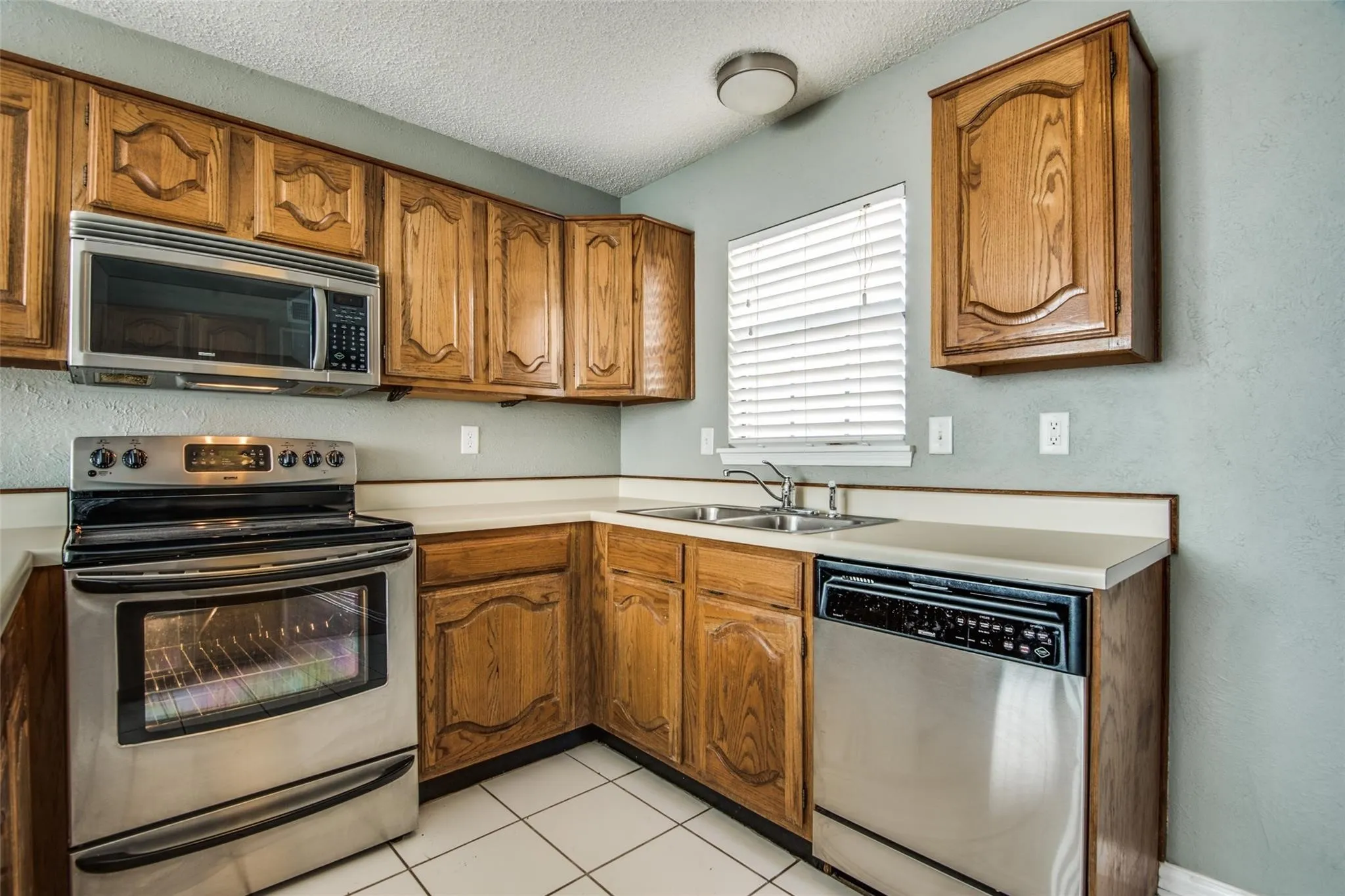 Townhouse For Rent in Dallas County , 300 Canyon Lane, Irving, Texas 75063, 2 Bedroom, 3 Bathroom, 1 Garage spaces, 1,621 Sqft, built in 1985, mls#21407784, Real Estate Agent in Irving, Homes For Rent in Dallas county, Homes For Rent in Irving, Realtor in Irving Texas, Real Estate Brokerage Independent Realty Texas, Luminita Cordes Realtor
