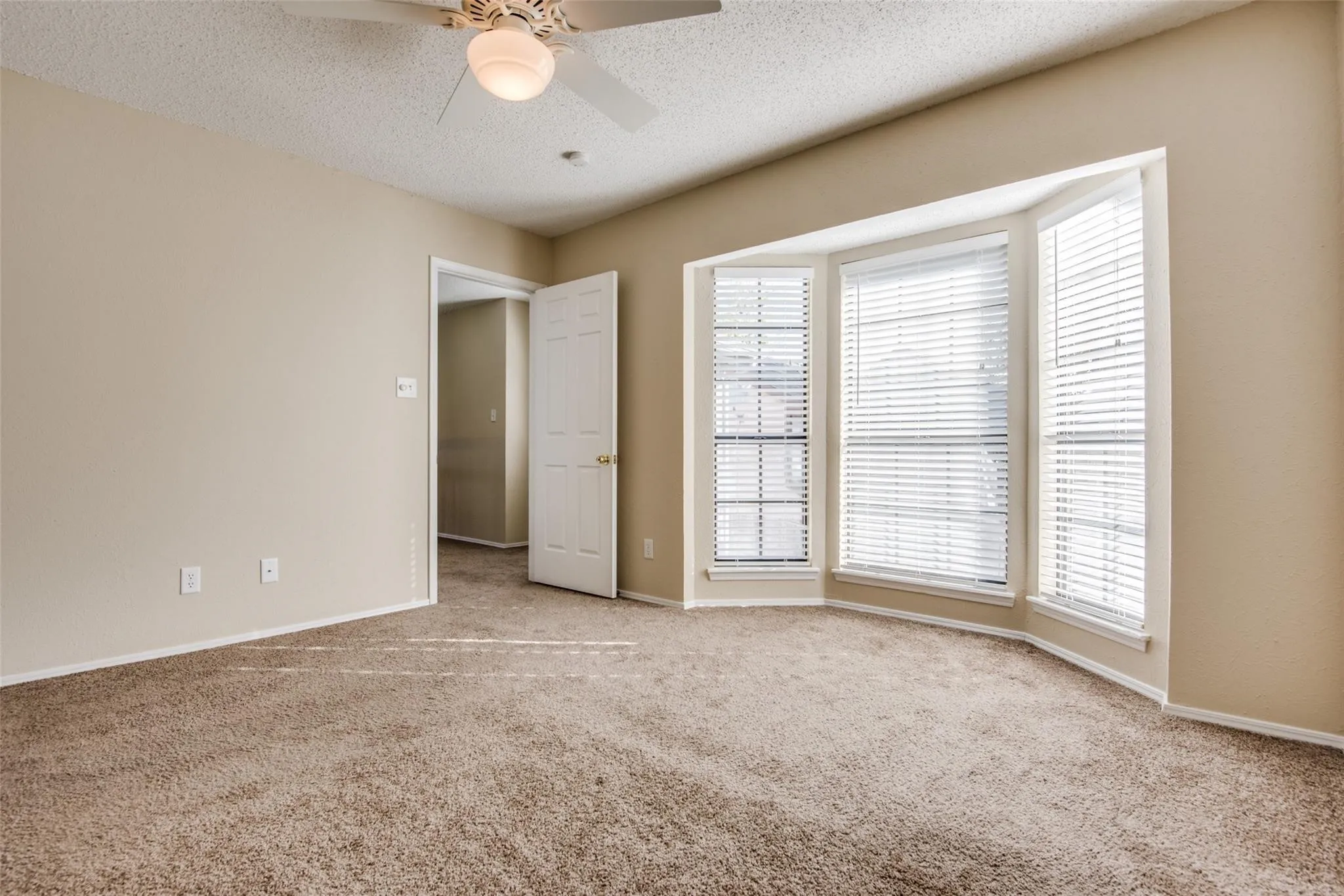 Townhouse For Rent in Dallas County , 300 Canyon Lane, Irving, Texas 75063, 2 Bedroom, 3 Bathroom, 1 Garage spaces, 1,621 Sqft, built in 1985, mls#21407784, Real Estate Agent in Irving, Homes For Rent in Dallas county, Homes For Rent in Irving, Realtor in Irving Texas, Real Estate Brokerage Independent Realty Texas, Luminita Cordes Realtor