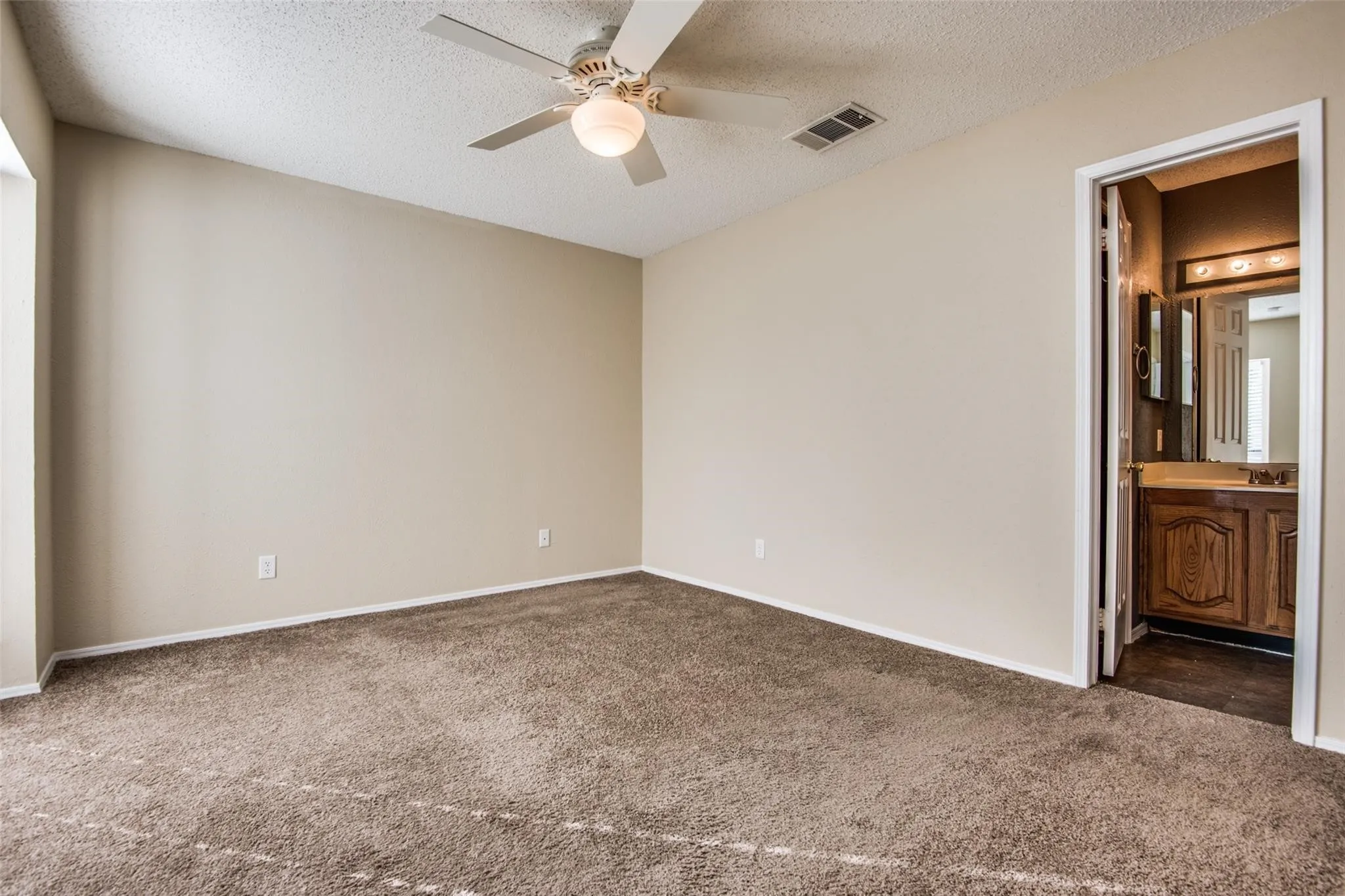 Townhouse For Rent in Dallas County , 300 Canyon Lane, Irving, Texas 75063, 2 Bedroom, 3 Bathroom, 1 Garage spaces, 1,621 Sqft, built in 1985, mls#21407784, Real Estate Agent in Irving, Homes For Rent in Dallas county, Homes For Rent in Irving, Realtor in Irving Texas, Real Estate Brokerage Independent Realty Texas, Luminita Cordes Realtor