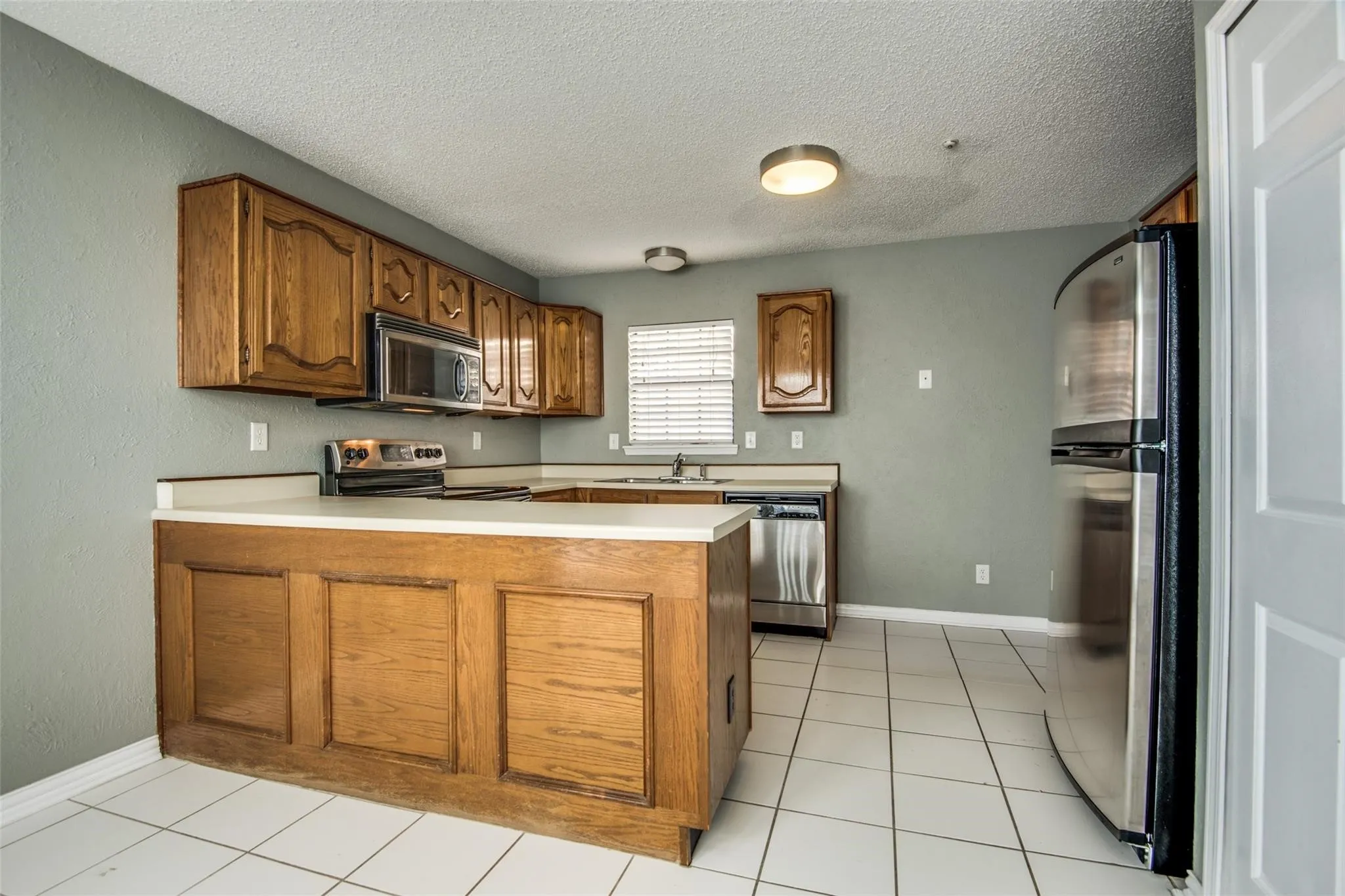 Townhouse For Rent in Dallas County , 300 Canyon Lane, Irving, Texas 75063, 2 Bedroom, 3 Bathroom, 1 Garage spaces, 1,621 Sqft, built in 1985, mls#21407784, Real Estate Agent in Irving, Homes For Rent in Dallas county, Homes For Rent in Irving, Realtor in Irving Texas, Real Estate Brokerage Independent Realty Texas, Luminita Cordes Realtor