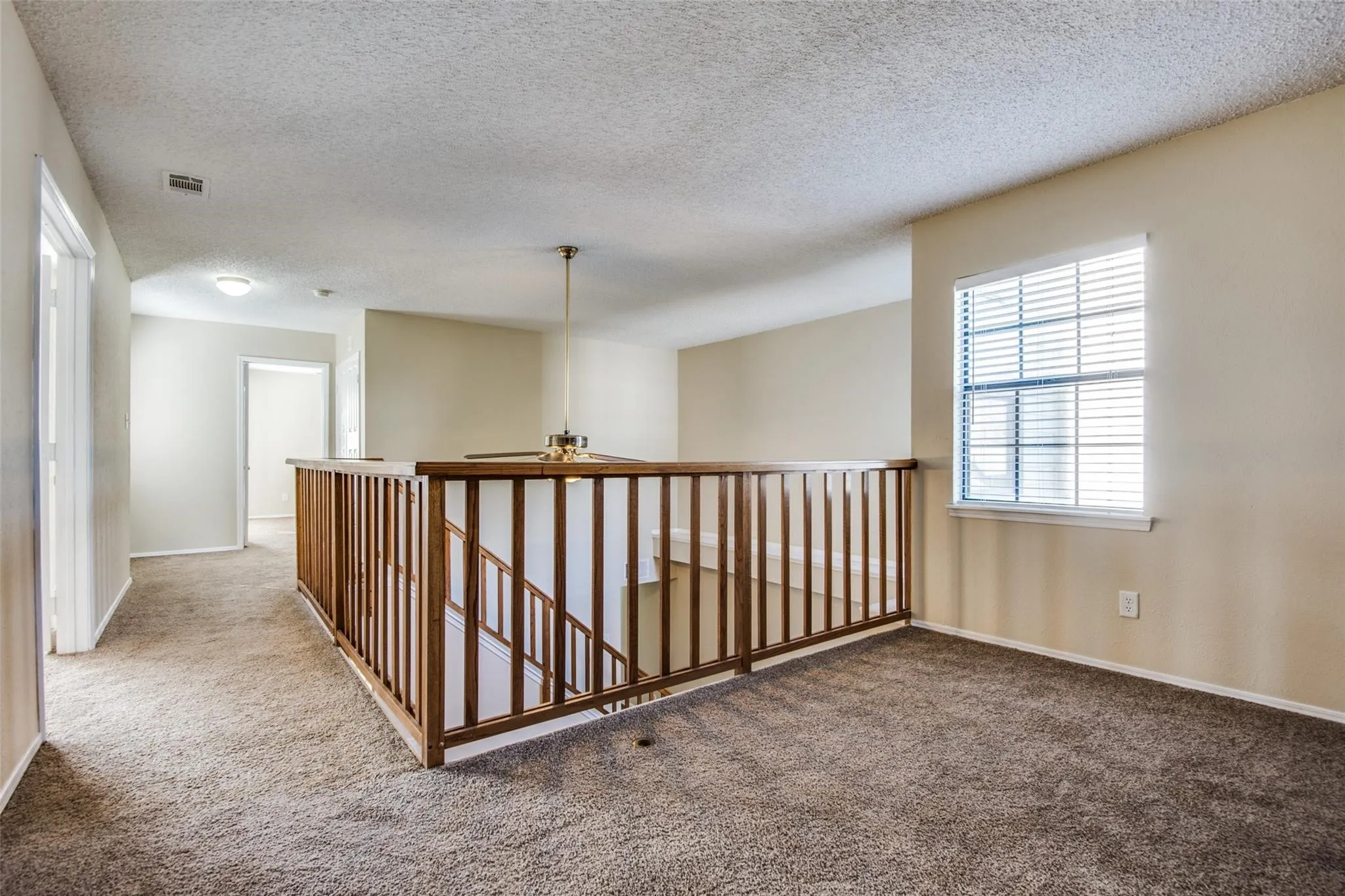 Townhouse For Rent in Dallas County , 300 Canyon Lane, Irving, Texas 75063, 2 Bedroom, 3 Bathroom, 1 Garage spaces, 1,621 Sqft, built in 1985, mls#21407784, Real Estate Agent in Irving, Homes For Rent in Dallas county, Homes For Rent in Irving, Realtor in Irving Texas, Real Estate Brokerage Independent Realty Texas, Luminita Cordes Realtor