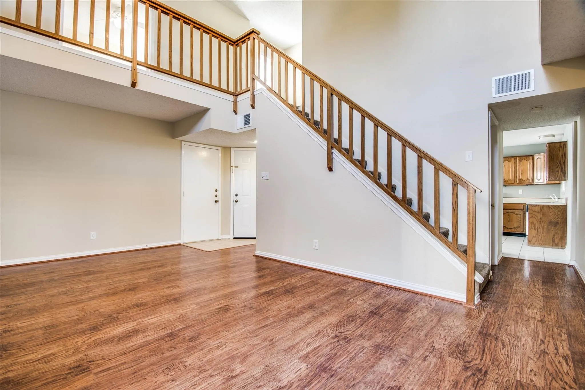 Townhouse For Rent in Dallas County , 300 Canyon Lane, Irving, Texas 75063, 2 Bedroom, 3 Bathroom, 1 Garage spaces, 1,621 Sqft, built in 1985, mls#21407784, Real Estate Agent in Irving, Homes For Rent in Dallas county, Homes For Rent in Irving, Realtor in Irving Texas, Real Estate Brokerage Independent Realty Texas, Luminita Cordes Realtor