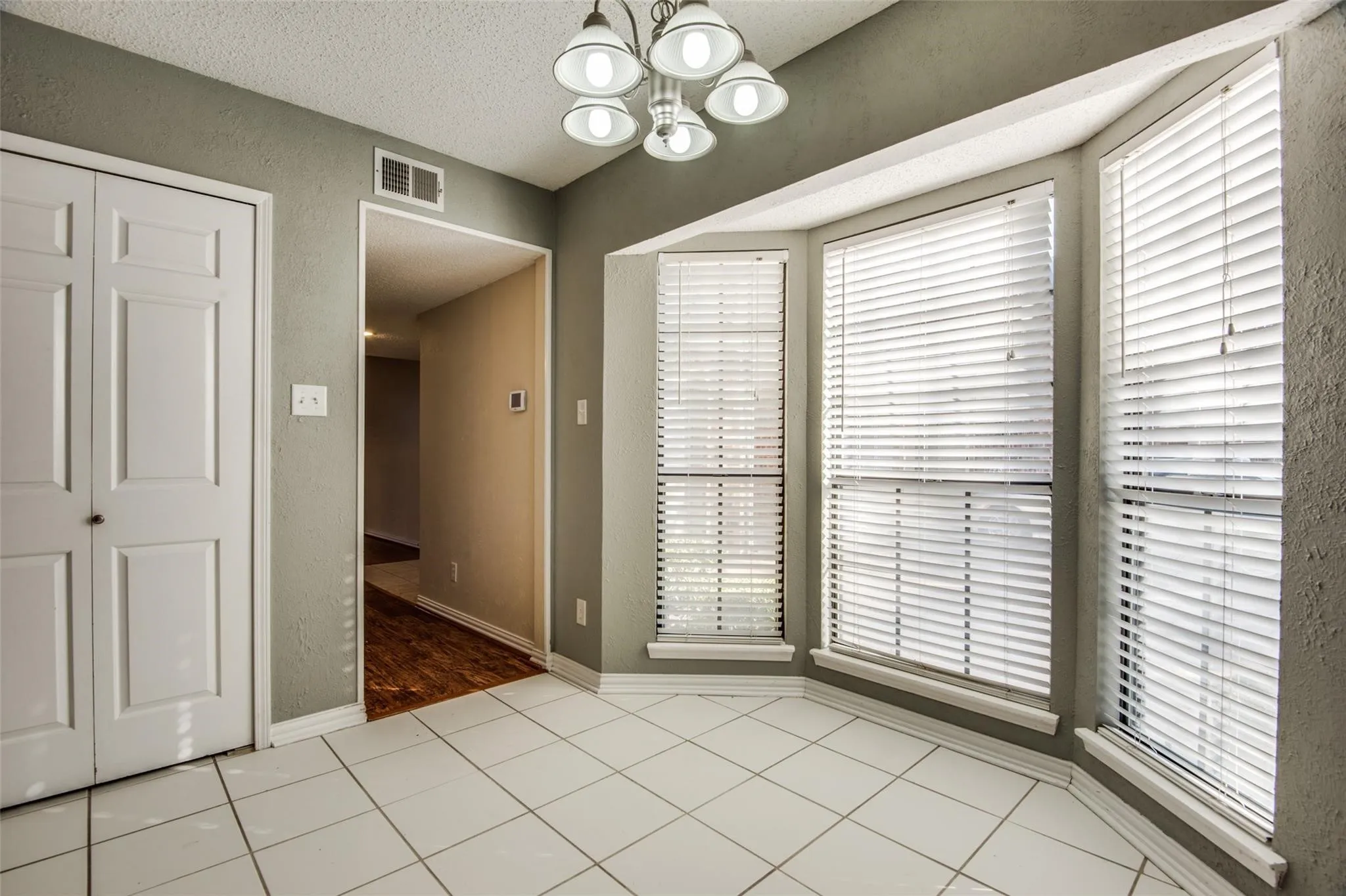 Townhouse For Rent in Dallas County , 300 Canyon Lane, Irving, Texas 75063, 2 Bedroom, 3 Bathroom, 1 Garage spaces, 1,621 Sqft, built in 1985, mls#21407784, Real Estate Agent in Irving, Homes For Rent in Dallas county, Homes For Rent in Irving, Realtor in Irving Texas, Real Estate Brokerage Independent Realty Texas, Luminita Cordes Realtor