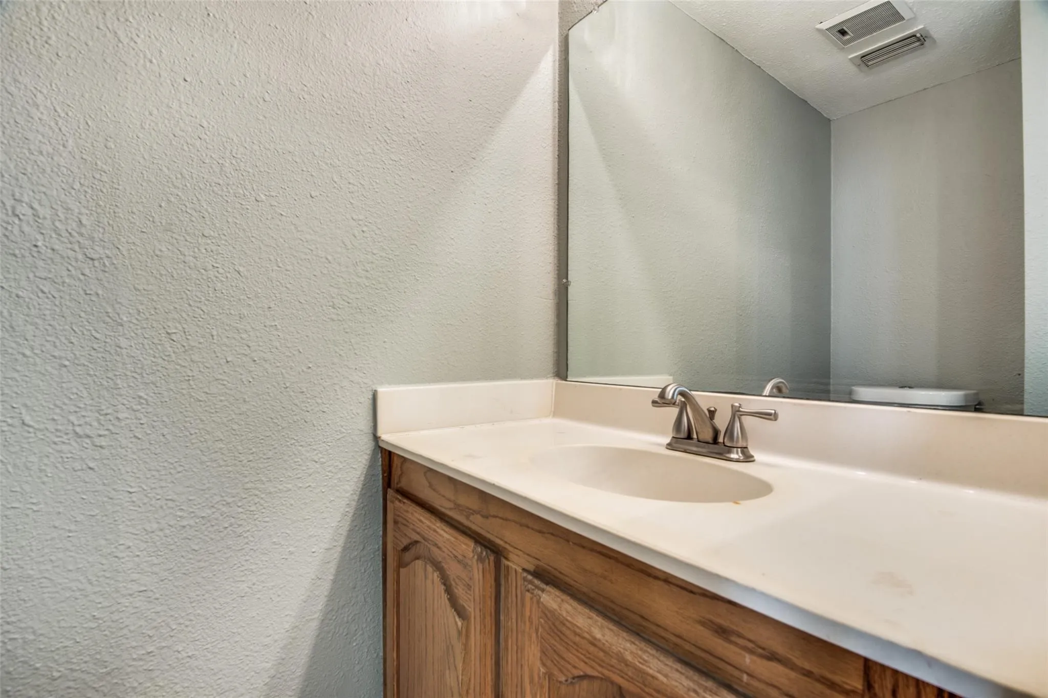 Townhouse For Rent in Dallas County , 300 Canyon Lane, Irving, Texas 75063, 2 Bedroom, 3 Bathroom, 1 Garage spaces, 1,621 Sqft, built in 1985, mls#21407784, Real Estate Agent in Irving, Homes For Rent in Dallas county, Homes For Rent in Irving, Realtor in Irving Texas, Real Estate Brokerage Independent Realty Texas, Luminita Cordes Realtor