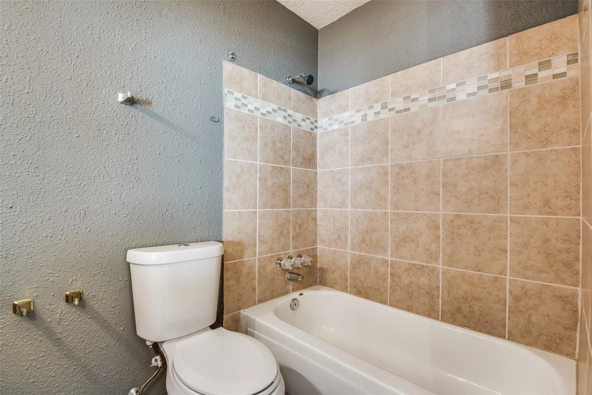 Townhouse For Rent in Dallas County , 300 Canyon Lane, Irving, Texas 75063, 2 Bedroom, 3 Bathroom, 1 Garage spaces, 1,621 Sqft, built in 1985, mls#21407784, Real Estate Agent in Irving, Homes For Rent in Dallas county, Homes For Rent in Irving, Realtor in Irving Texas, Real Estate Brokerage Independent Realty Texas, Luminita Cordes Realtor