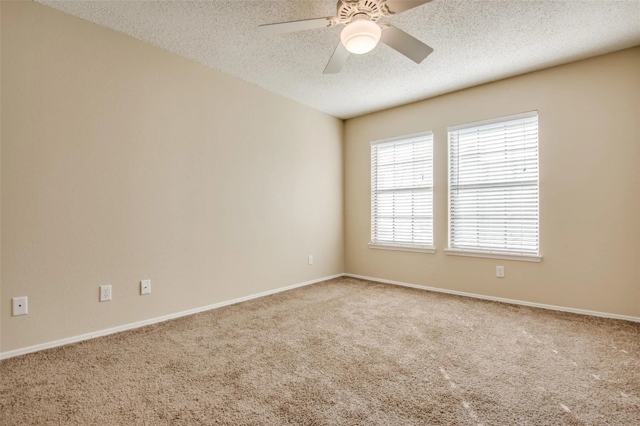 Townhouse For Rent in Dallas County , 300 Canyon Lane, Irving, Texas 75063, 2 Bedroom, 3 Bathroom, 1 Garage spaces, 1,621 Sqft, built in 1985, mls#21407784, Real Estate Agent in Irving, Homes For Rent in Dallas county, Homes For Rent in Irving, Realtor in Irving Texas, Real Estate Brokerage Independent Realty Texas, Luminita Cordes Realtor