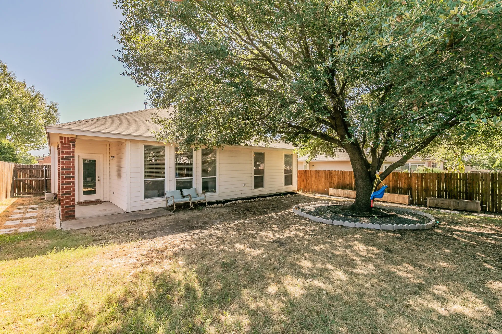 Single Family Residence For Rent in Tarrant County , 5009 Bedfordshire Drive, Fort Worth, Texas 76135, 3 Bedroom, 2 Bathroom, 2 Garage spaces, 1,583 Sqft, built in 2003, mls#21408330, Real Estate Agent in Fort Worth, Homes For Rent in Tarrant county, Homes For Rent in Fort Worth, Realtor in Fort Worth Texas, Real Estate Brokerage Independent Realty Texas, Luminita Cordes Realtor