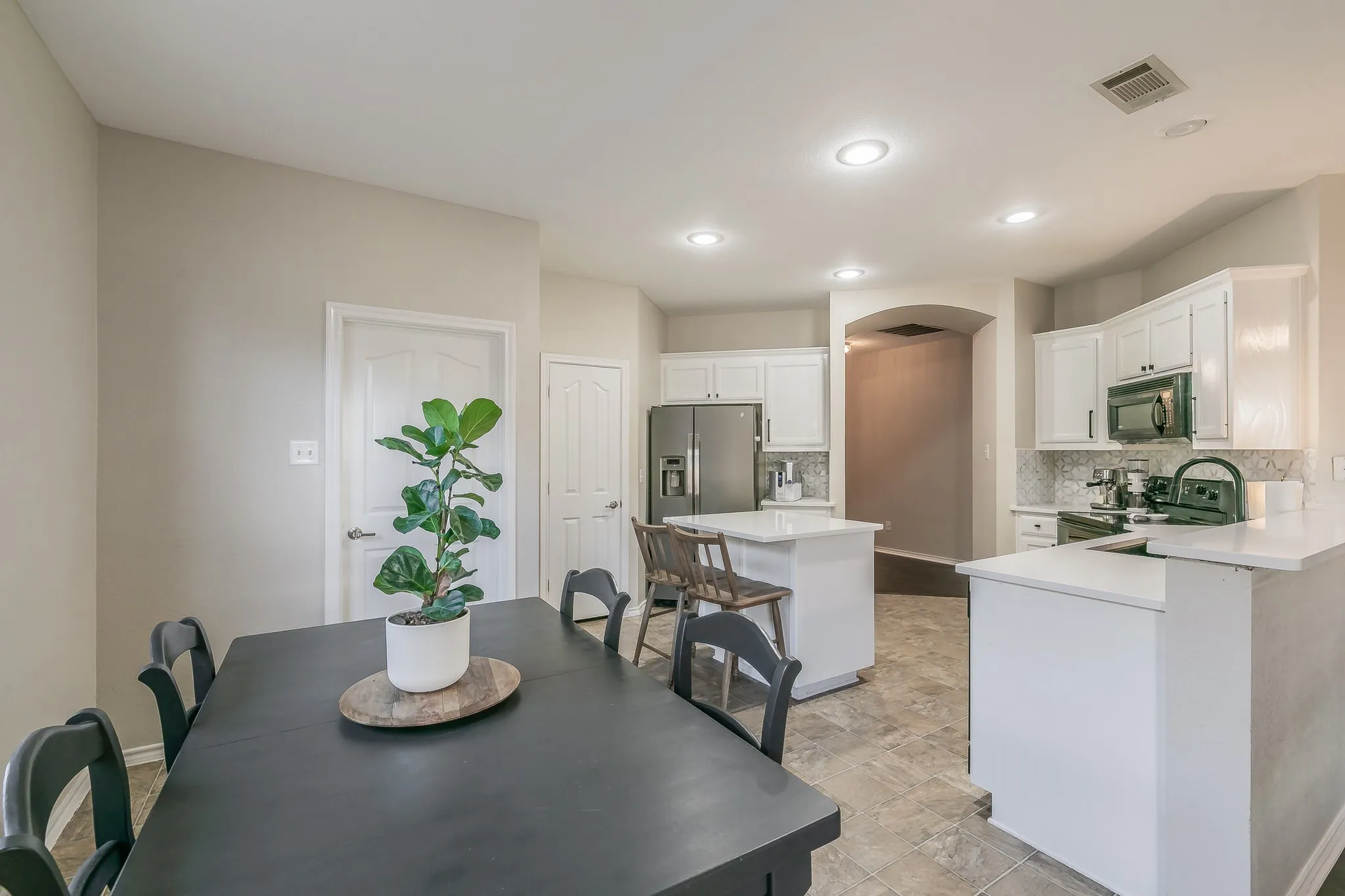 Single Family Residence For Rent in Tarrant County , 5009 Bedfordshire Drive, Fort Worth, Texas 76135, 3 Bedroom, 2 Bathroom, 2 Garage spaces, 1,583 Sqft, built in 2003, mls#21408330, Real Estate Agent in Fort Worth, Homes For Rent in Tarrant county, Homes For Rent in Fort Worth, Realtor in Fort Worth Texas, Real Estate Brokerage Independent Realty Texas, Luminita Cordes Realtor