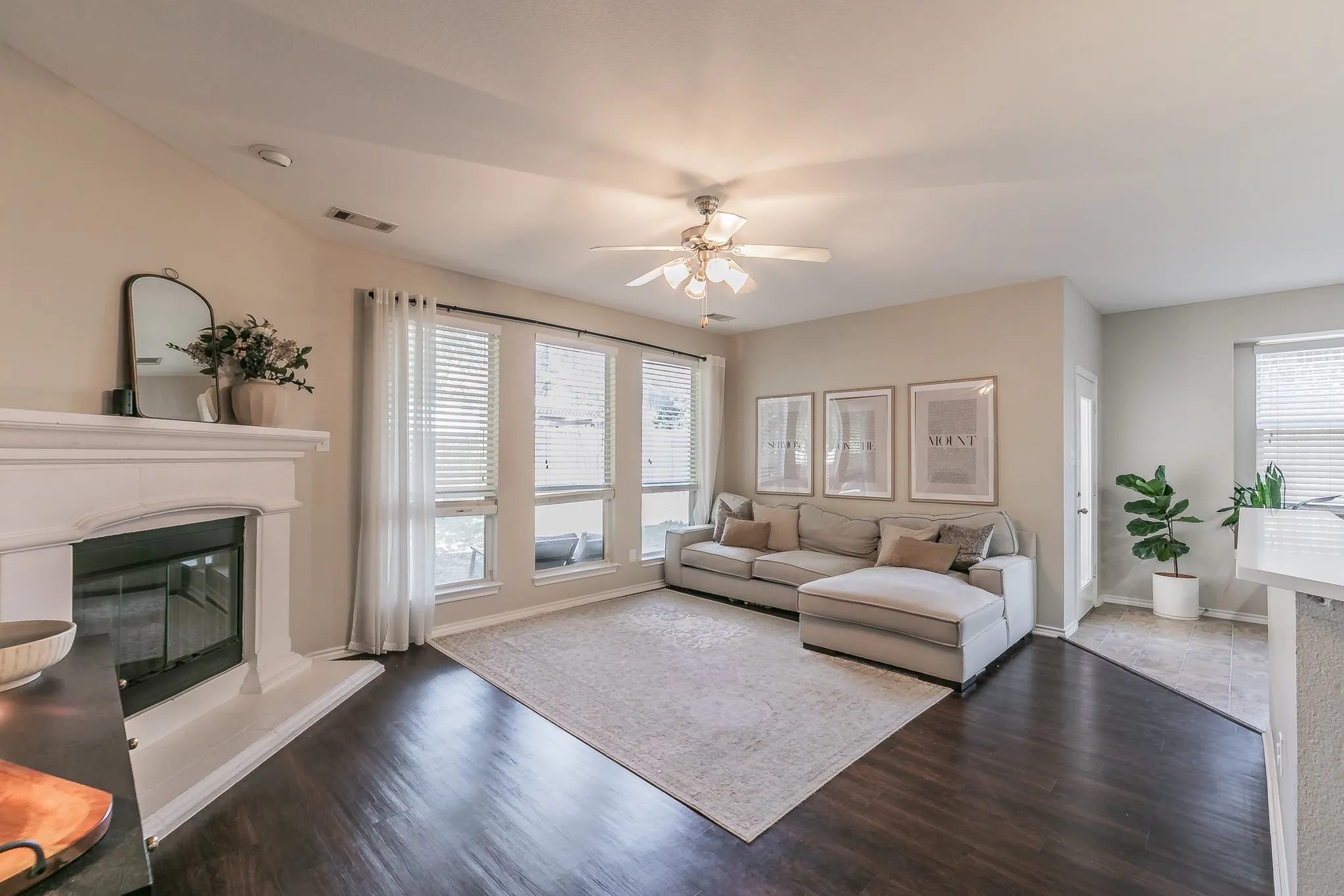 Single Family Residence For Rent in Tarrant County , 5009 Bedfordshire Drive, Fort Worth, Texas 76135, 3 Bedroom, 2 Bathroom, 2 Garage spaces, 1,583 Sqft, built in 2003, mls#21408330, Real Estate Agent in Fort Worth, Homes For Rent in Tarrant county, Homes For Rent in Fort Worth, Realtor in Fort Worth Texas, Real Estate Brokerage Independent Realty Texas, Luminita Cordes Realtor