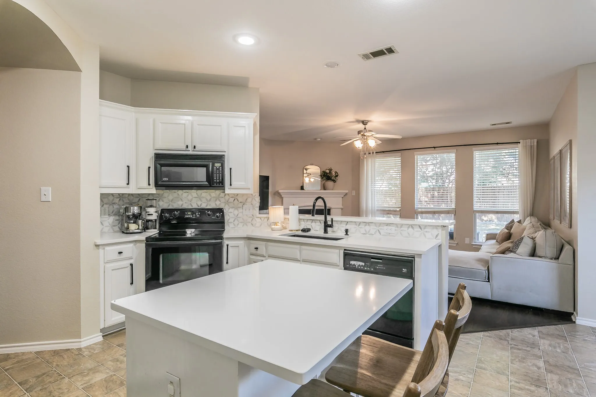 Single Family Residence For Rent in Tarrant County , 5009 Bedfordshire Drive, Fort Worth, Texas 76135, 3 Bedroom, 2 Bathroom, 2 Garage spaces, 1,583 Sqft, built in 2003, mls#21408330, Real Estate Agent in Fort Worth, Homes For Rent in Tarrant county, Homes For Rent in Fort Worth, Realtor in Fort Worth Texas, Real Estate Brokerage Independent Realty Texas, Luminita Cordes Realtor