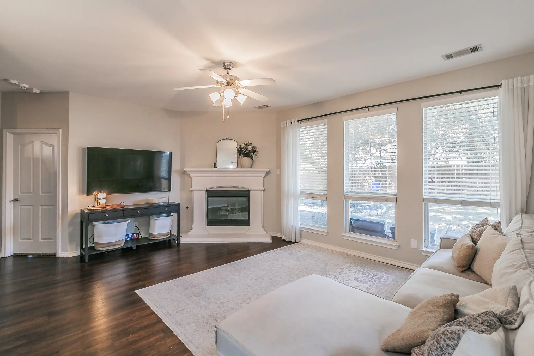 Single Family Residence For Rent in Tarrant County , 5009 Bedfordshire Drive, Fort Worth, Texas 76135, 3 Bedroom, 2 Bathroom, 2 Garage spaces, 1,583 Sqft, built in 2003, mls#21408330, Real Estate Agent in Fort Worth, Homes For Rent in Tarrant county, Homes For Rent in Fort Worth, Realtor in Fort Worth Texas, Real Estate Brokerage Independent Realty Texas, Luminita Cordes Realtor